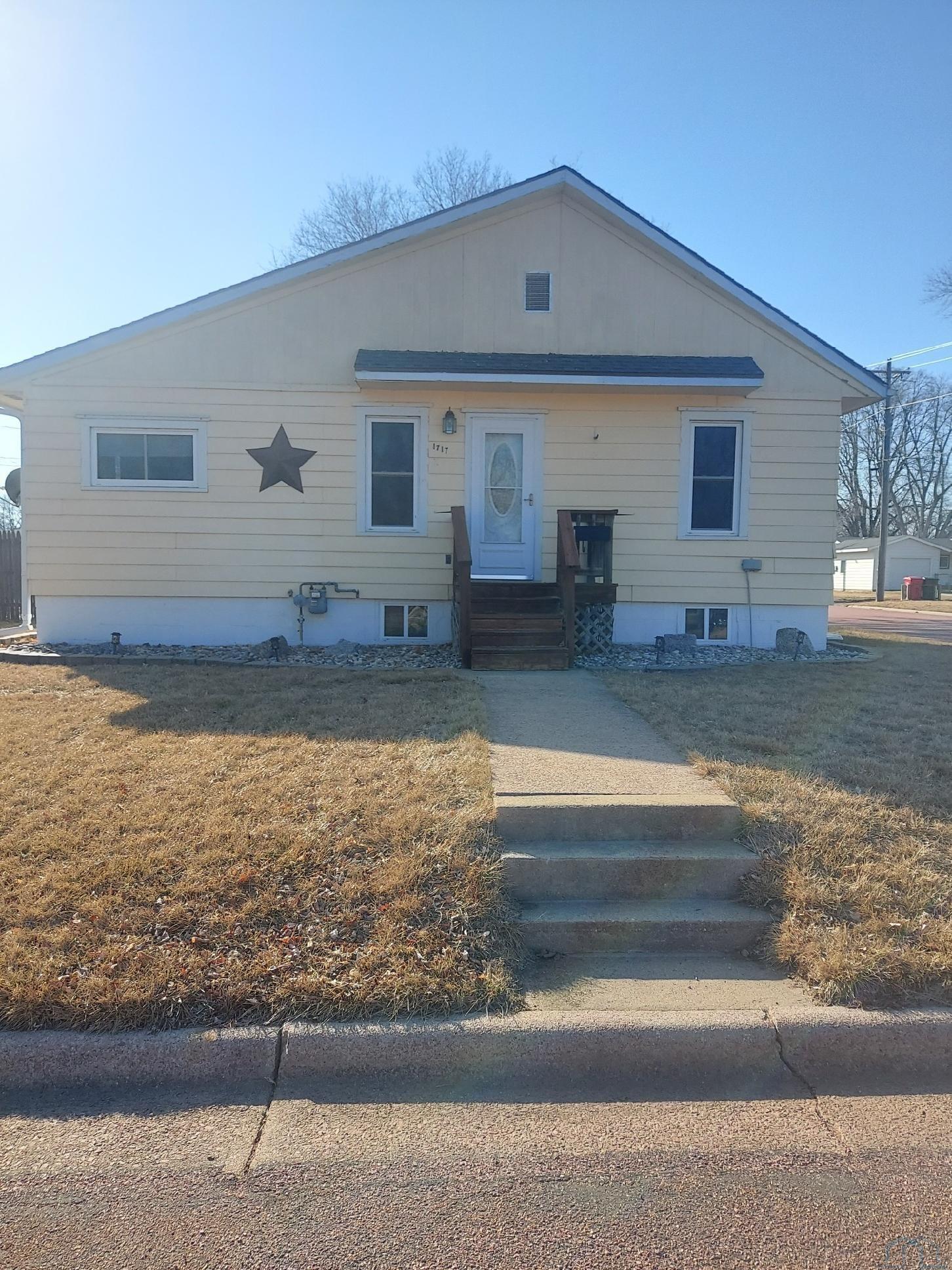 1717 College, Yankton, SD 57078 