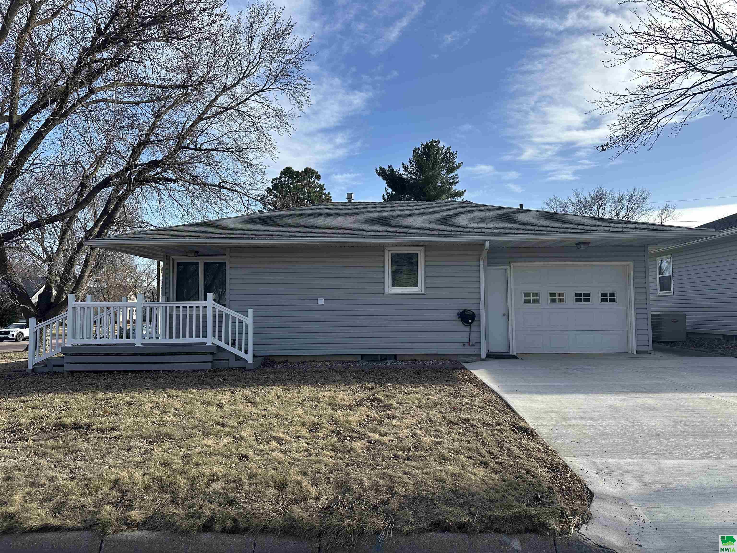 101 Cleveland Street W, Holstein, IA 51025 
