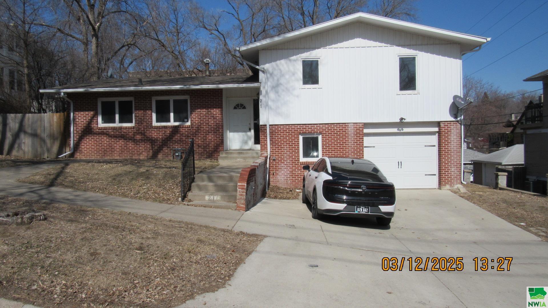 211 21st St, Sioux City, IA 51104 