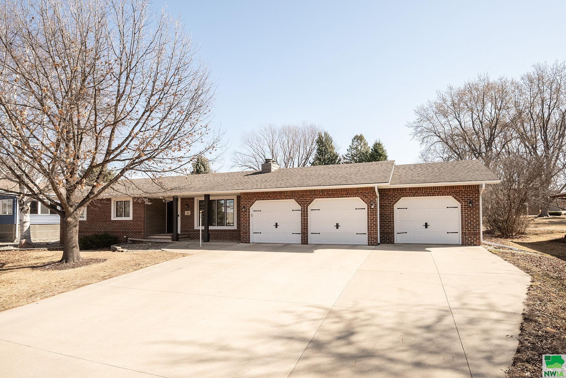 107 KANSAS AVE NW, Orange City, IA 51041 