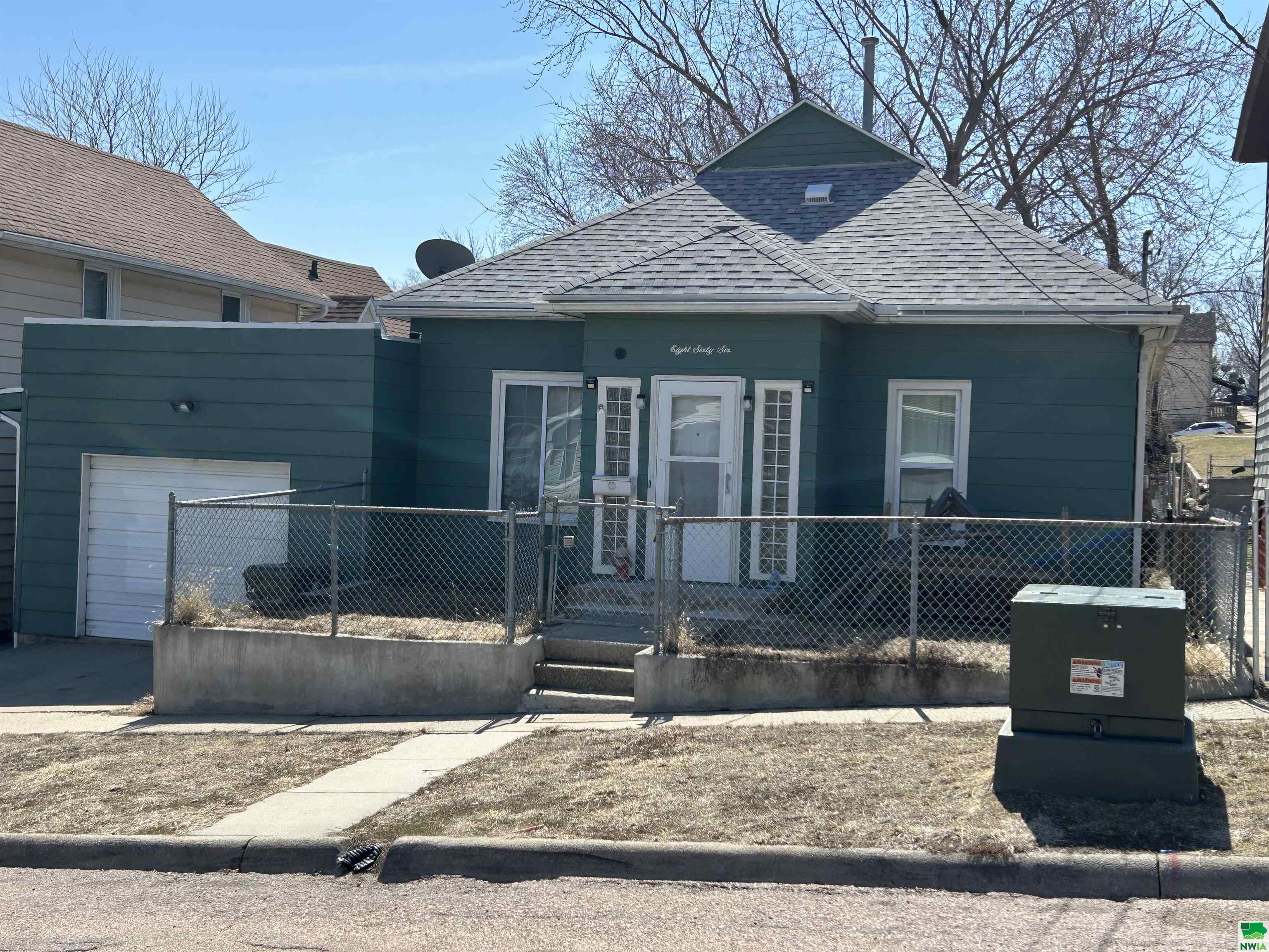 866 15th St., Sioux City, IA 51105 