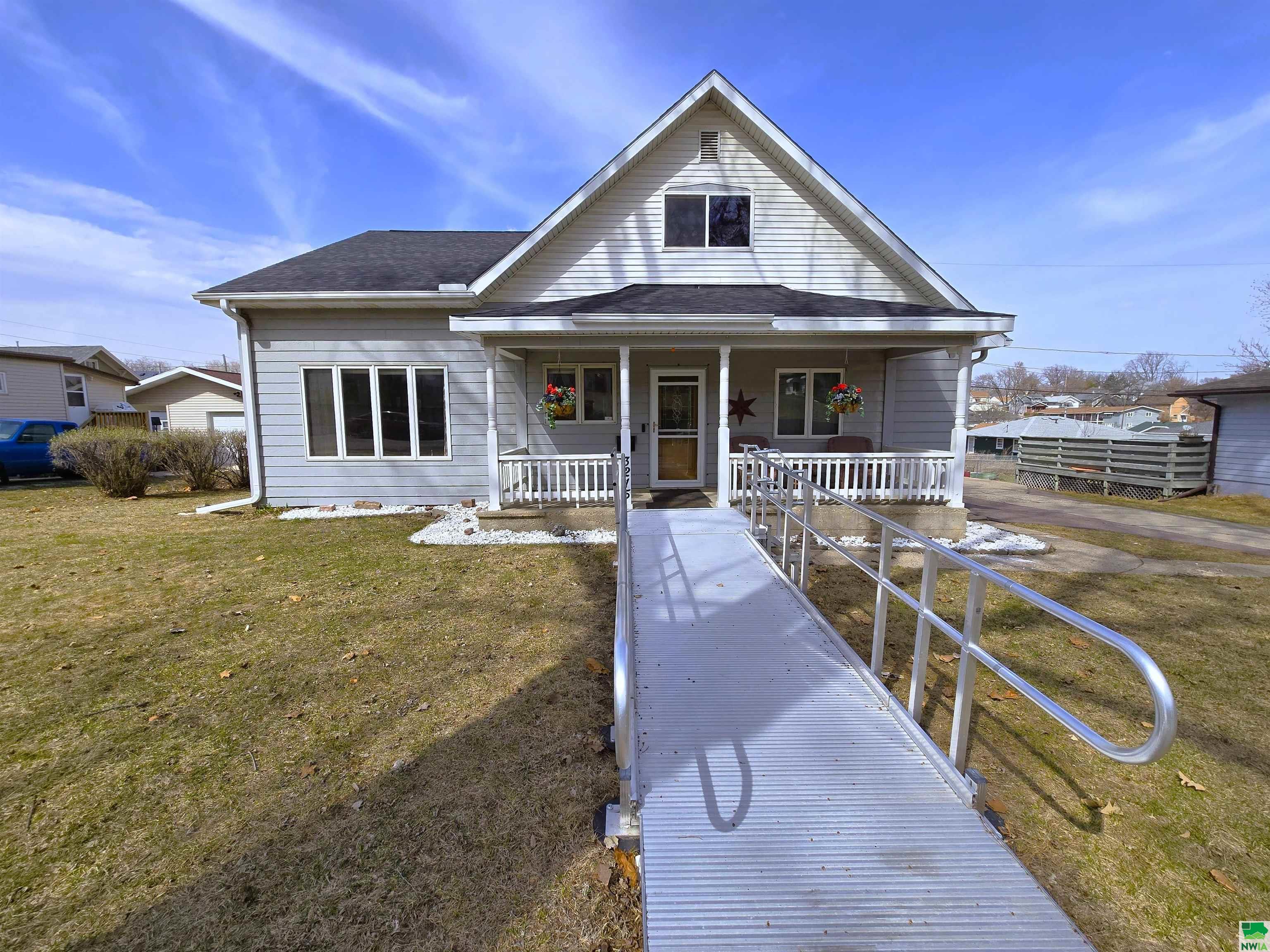 3215 4th Ave Place, Sioux City, IA 51106 