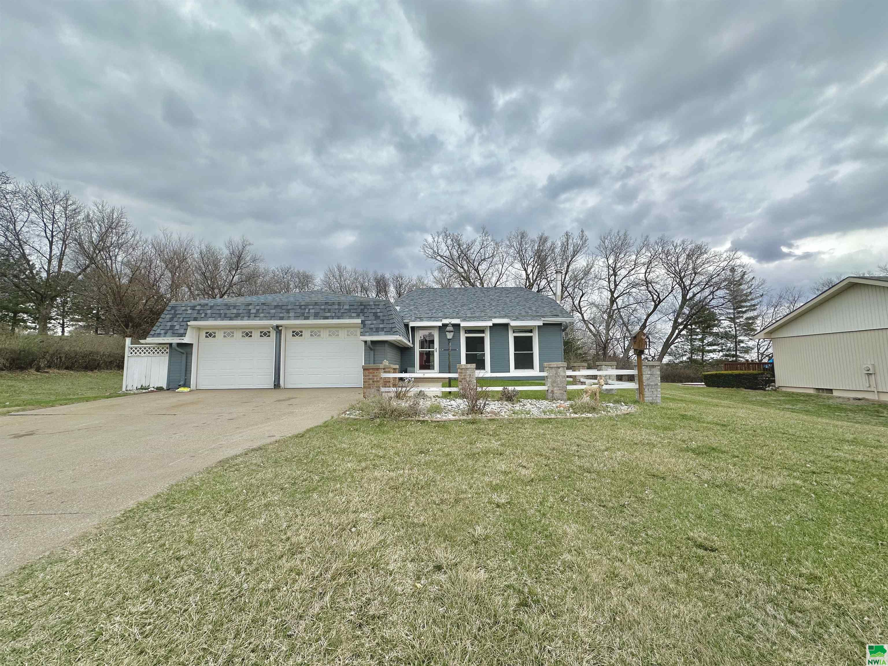 2307 Indian Hills Dr, Sioux City, IA 51104 