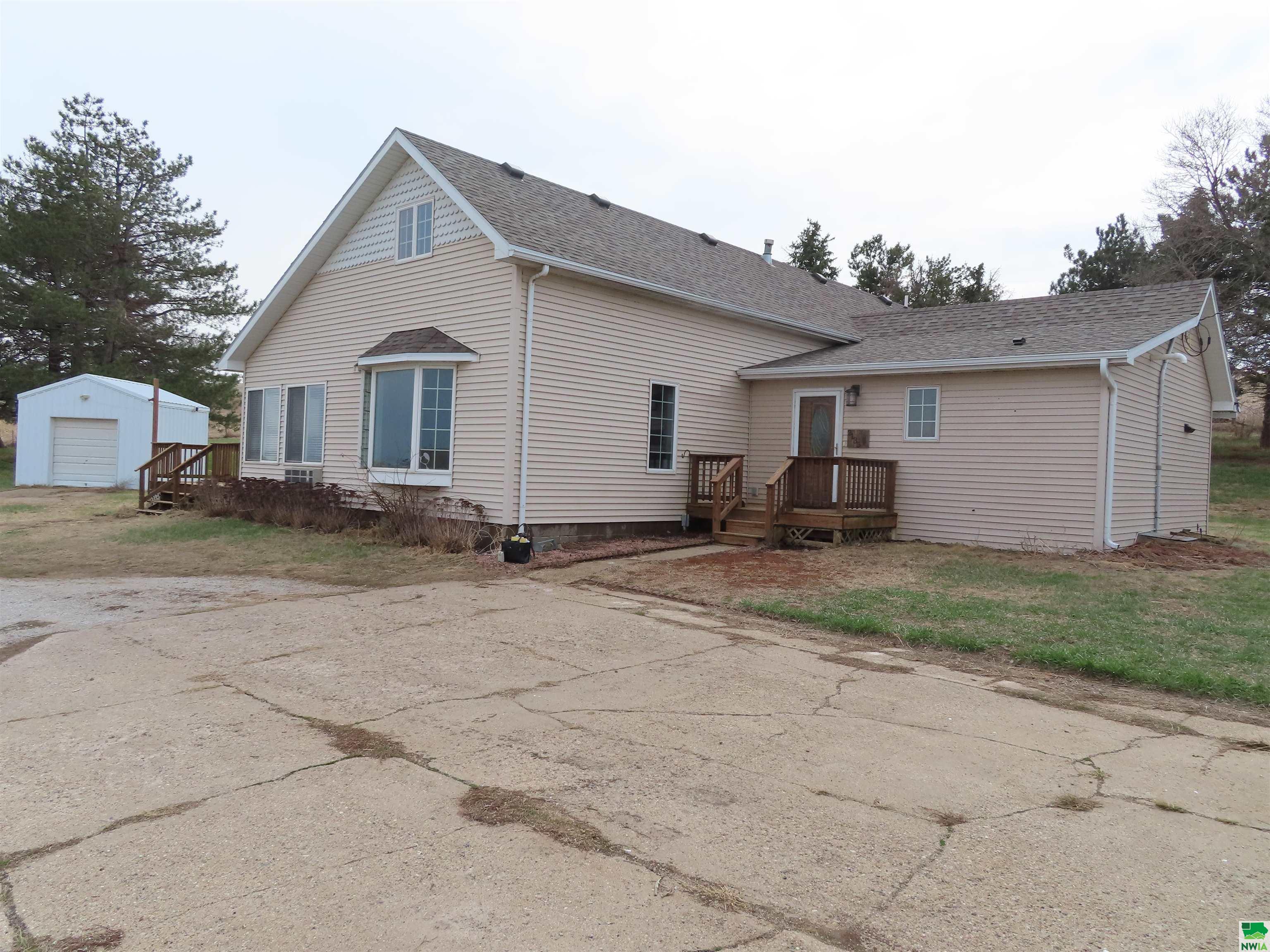 2135 Hancock Ave, Moville, IA 51039 