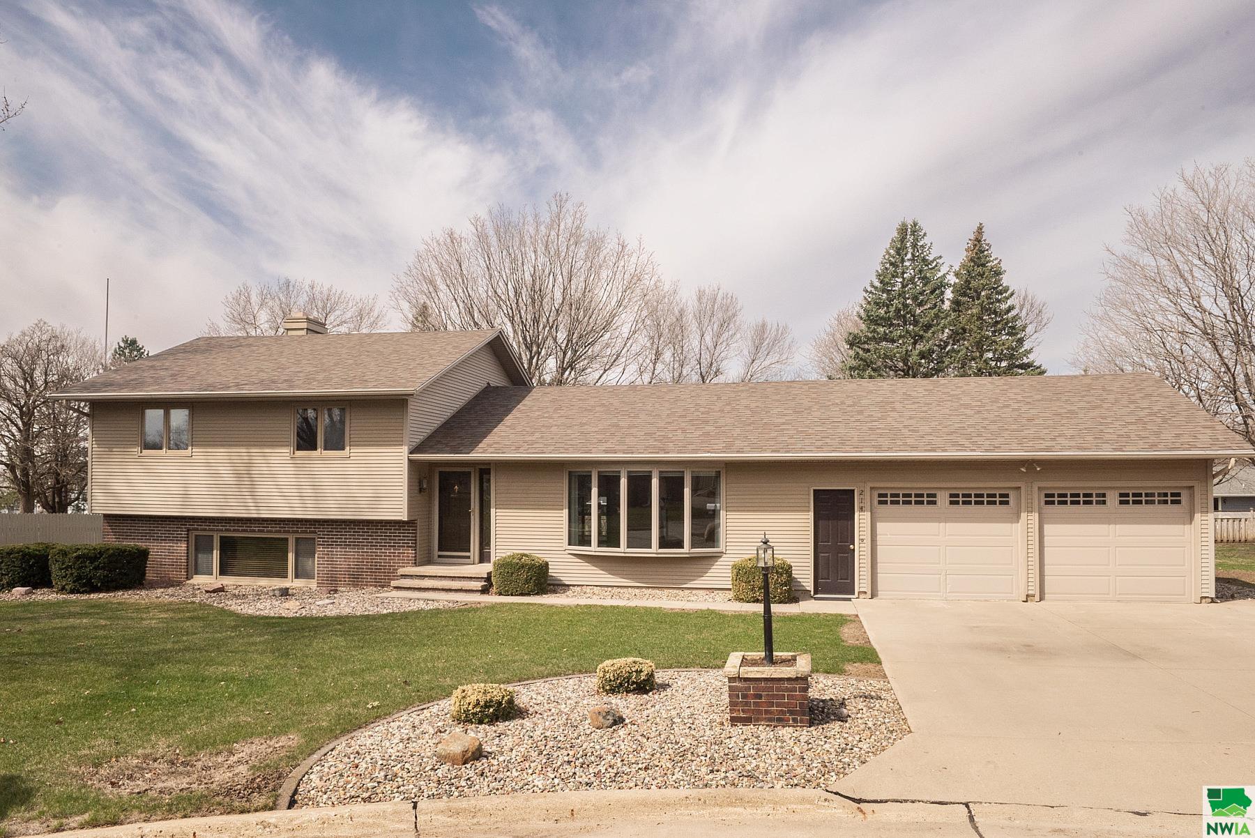 214 KANSAS AVE SW, Orange City, IA 51041 
