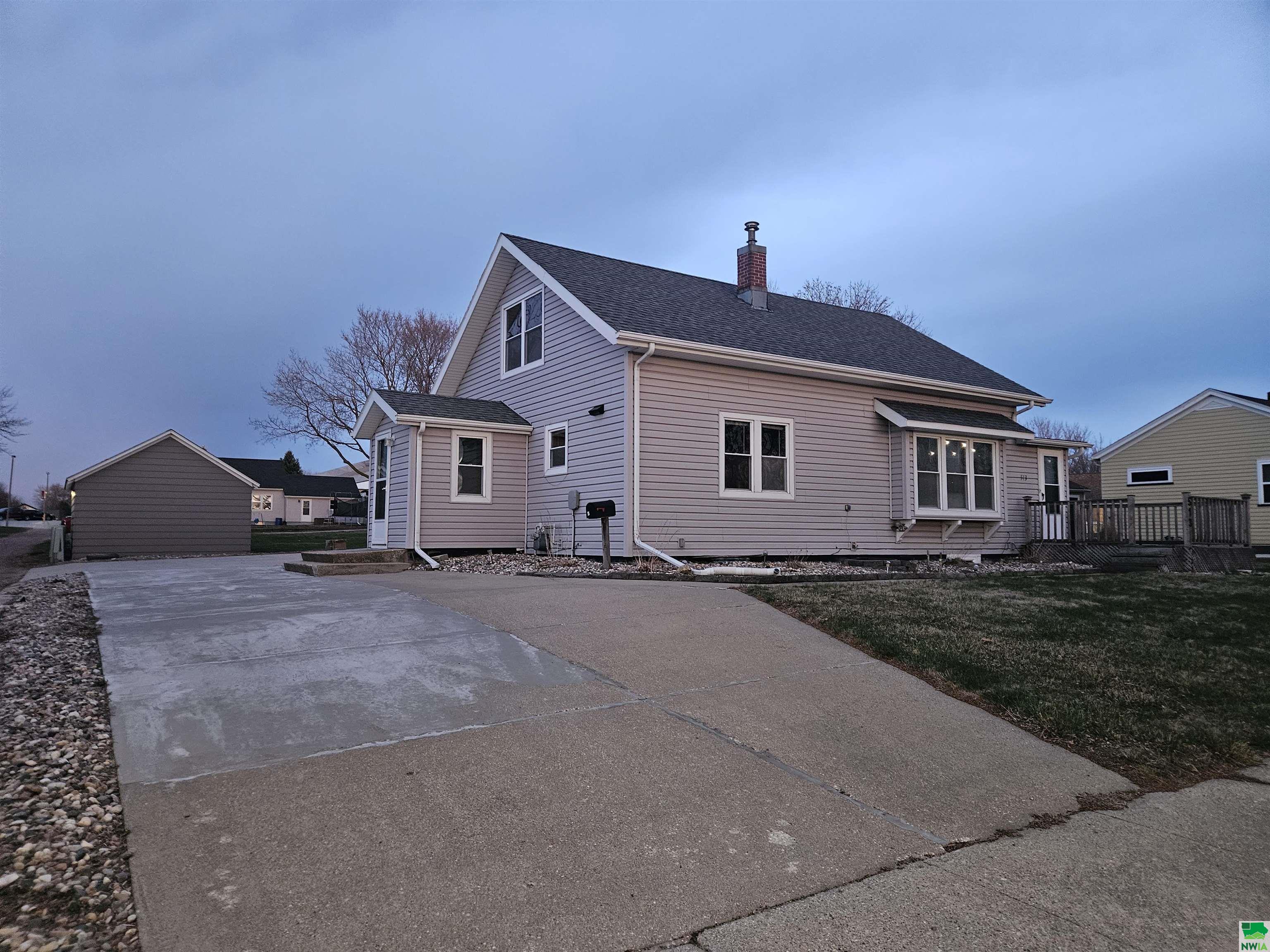 513 Colorado Avenue NW						  						 , Orange City						 , IA						  51041						  