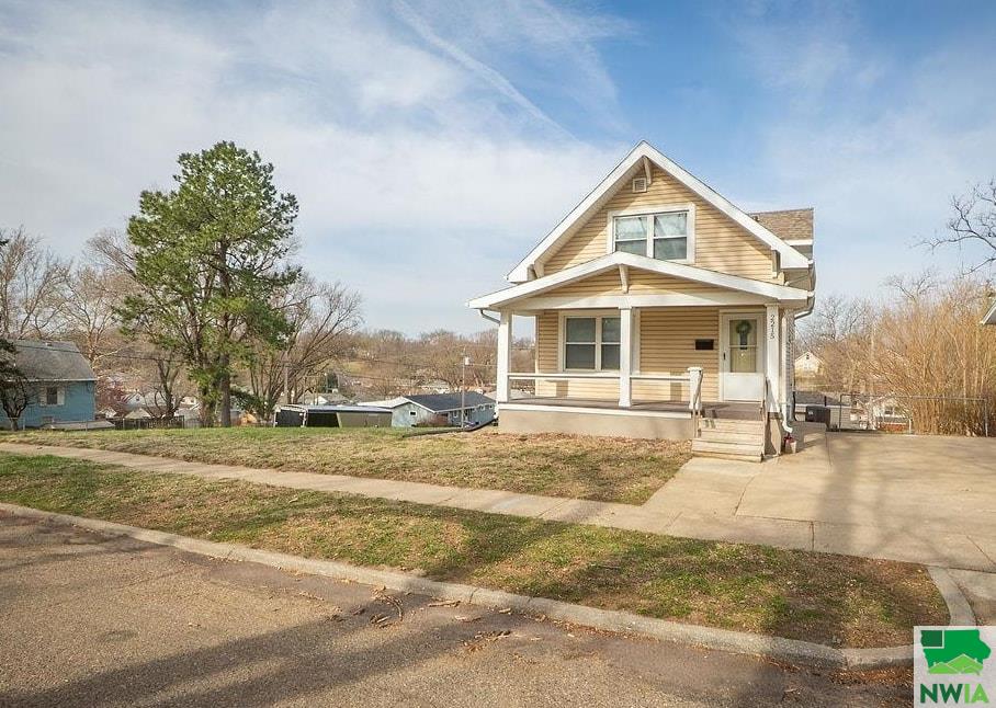 2215 MAGNOLIA ST S, Sioux City, IA 51106 
