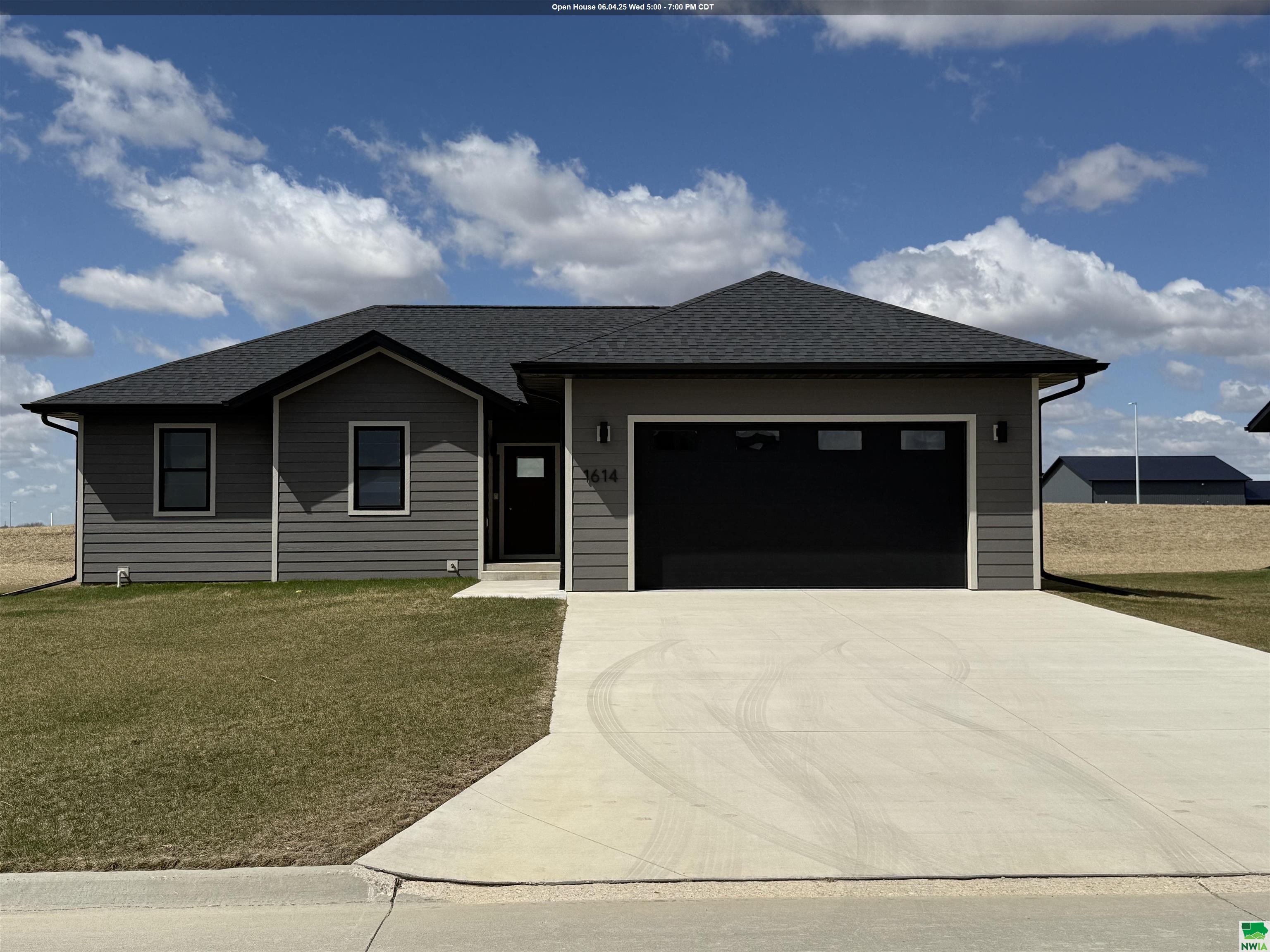 1614 Lincoln Place SE, Orange City, IA 51041 