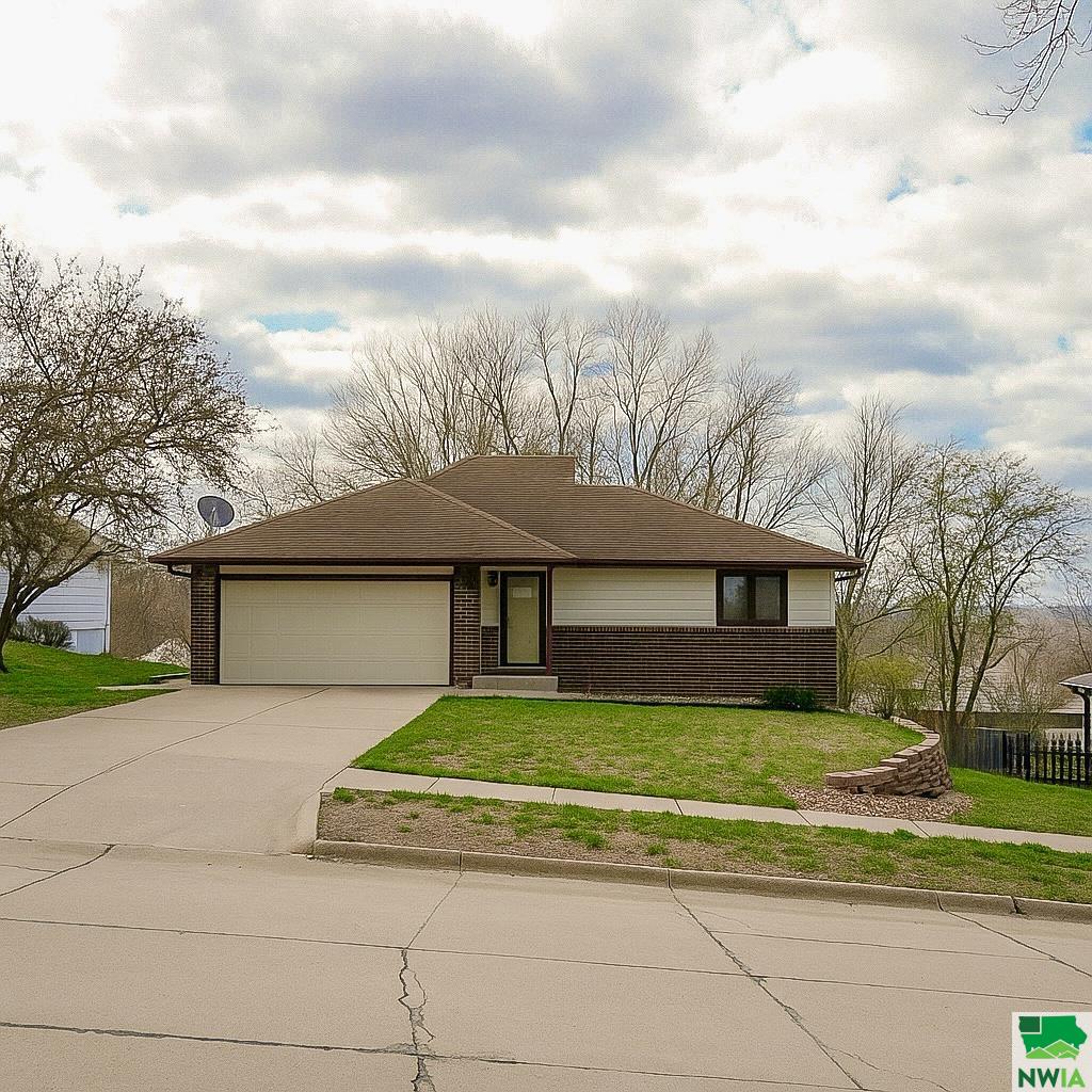 412 Idlewood Ct, Sioux City, IA 51104 