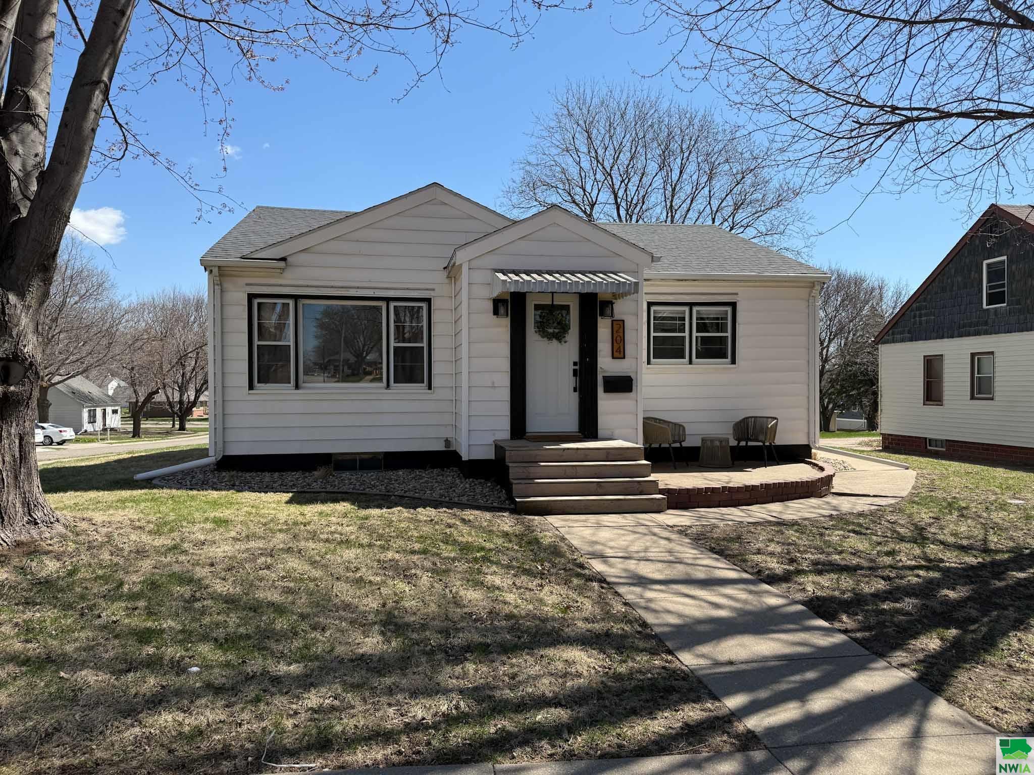 204 1st Ave SE, Sioux Center, IA 51250 