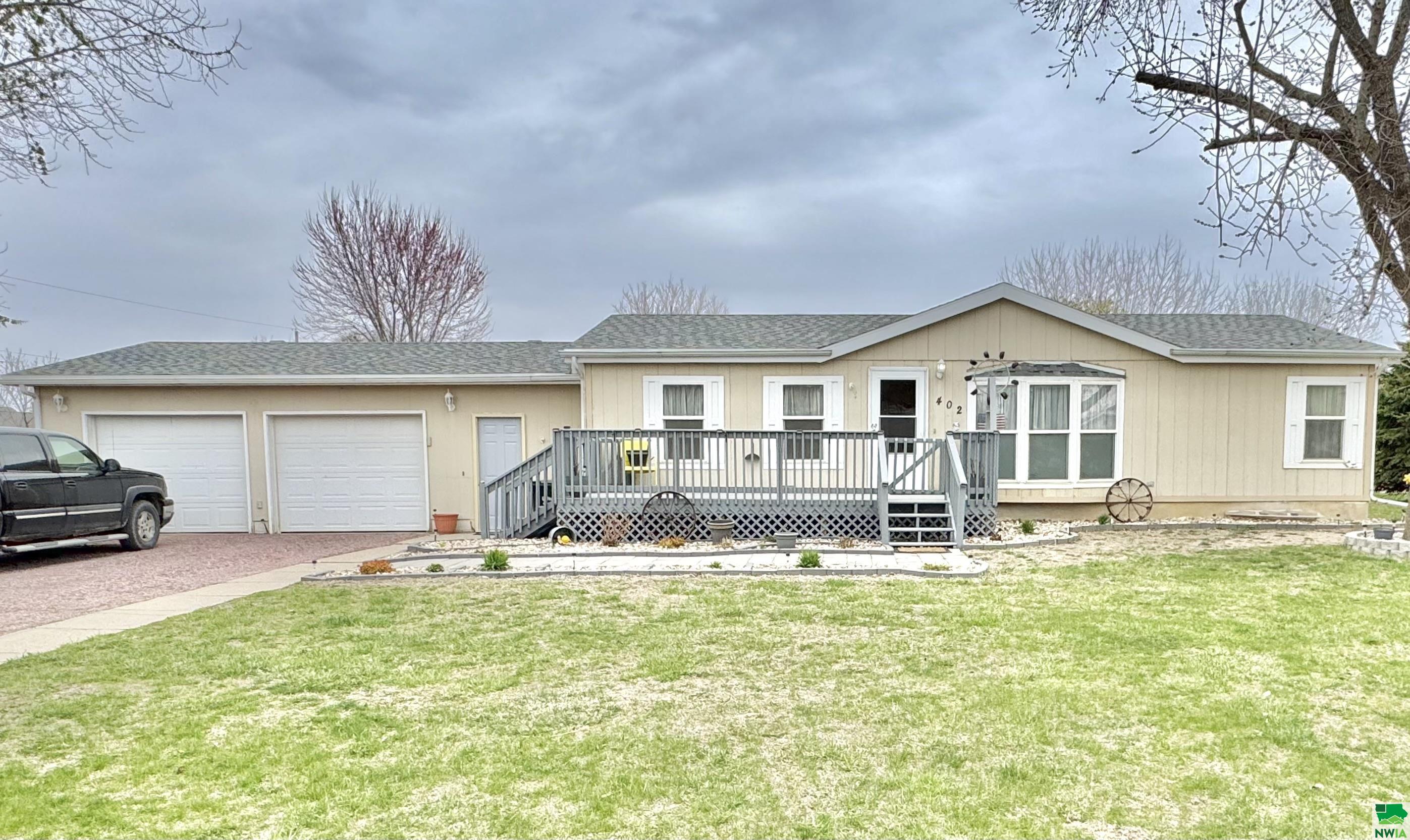 402 10th St N, Dakota City, NE 68731 