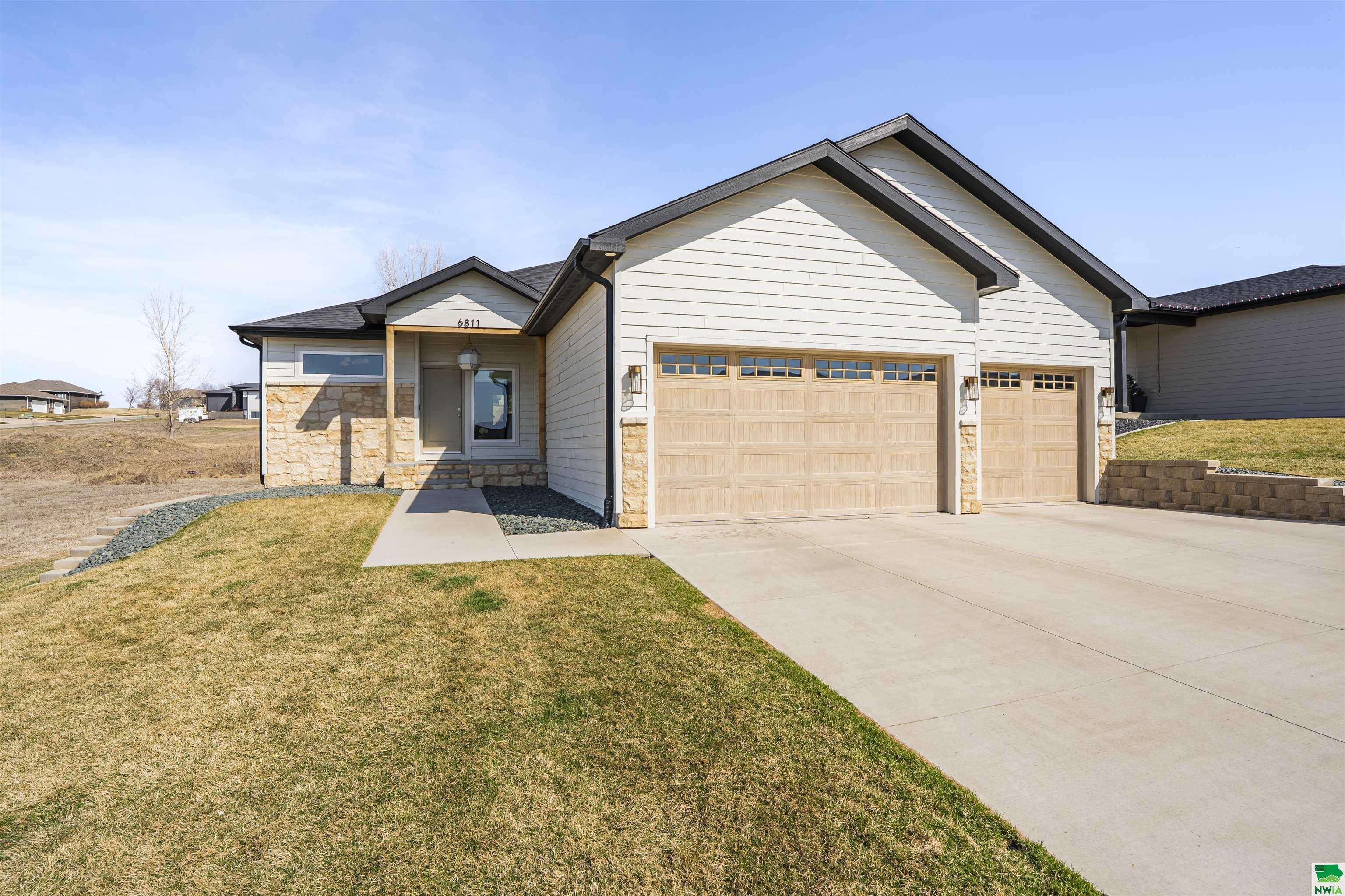 6811 Brookside Dr, Sioux City, IA 51106 