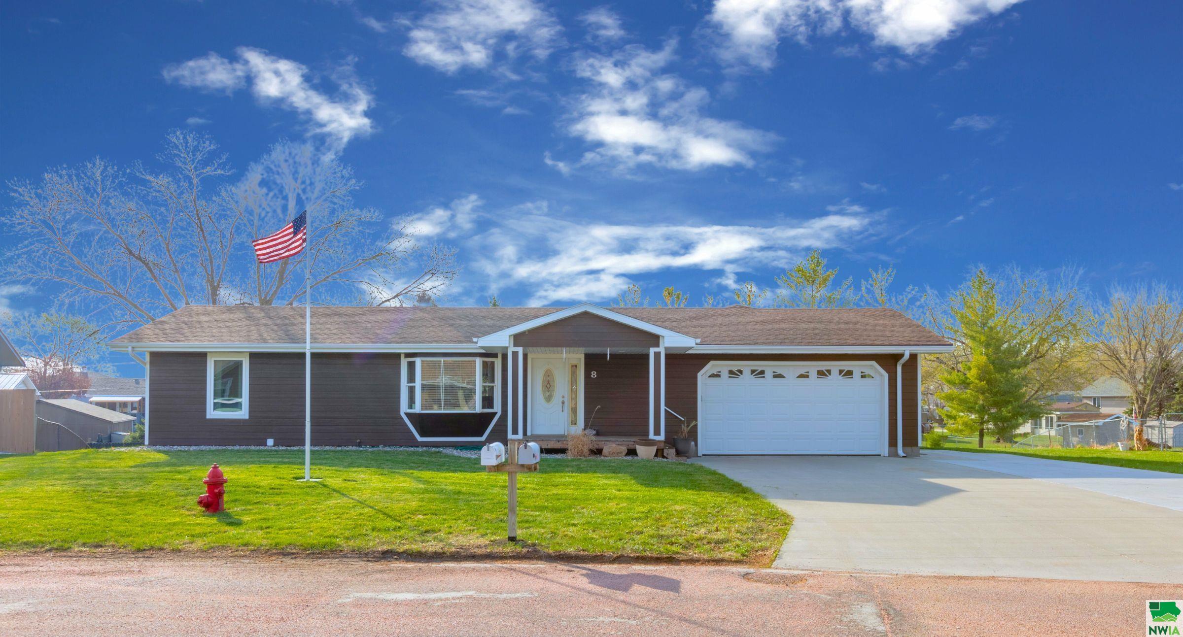 8 Spruce Ave, McCook Lake, SD 57049 