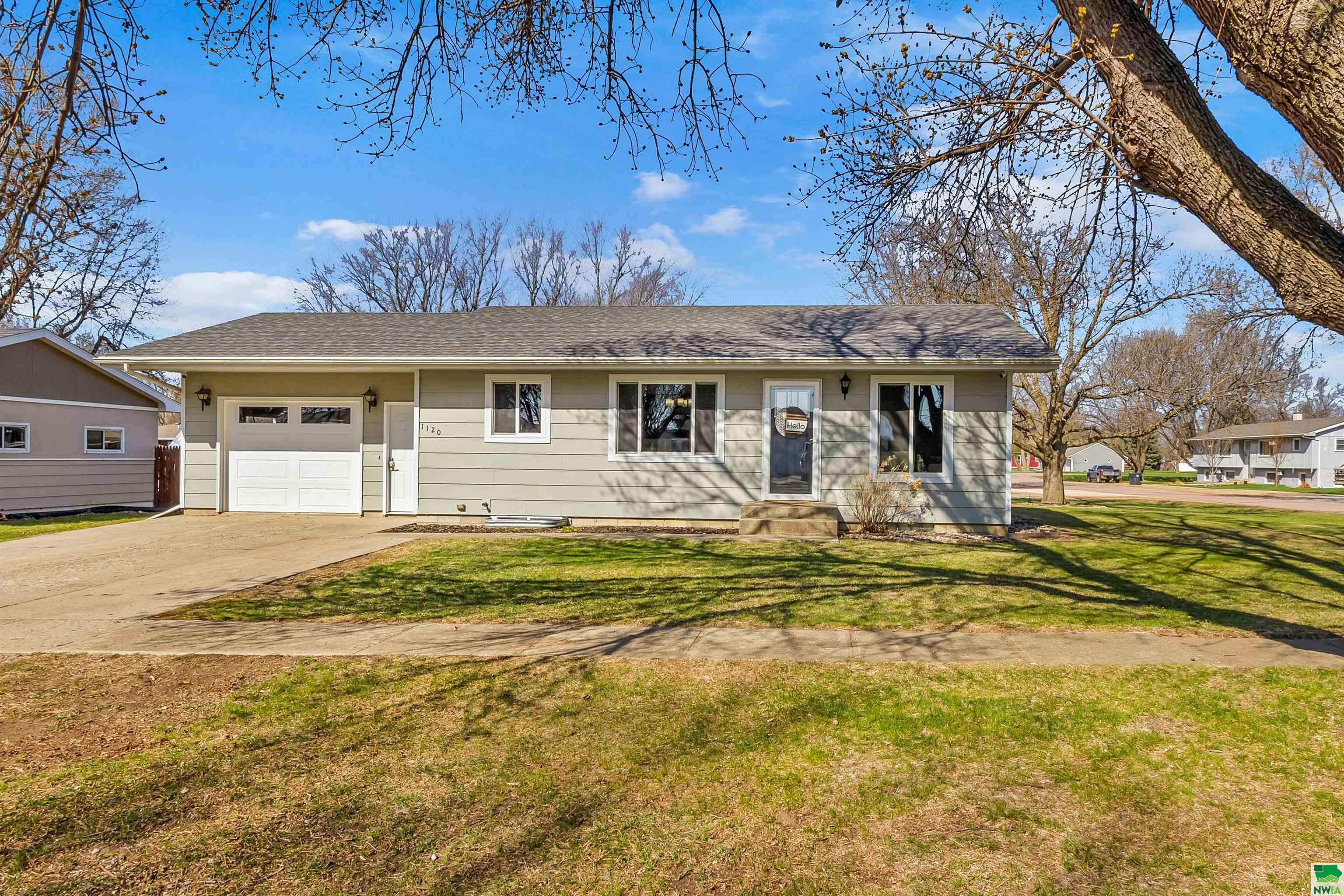 1120 Blaine St, Larchwood, IA 51241 