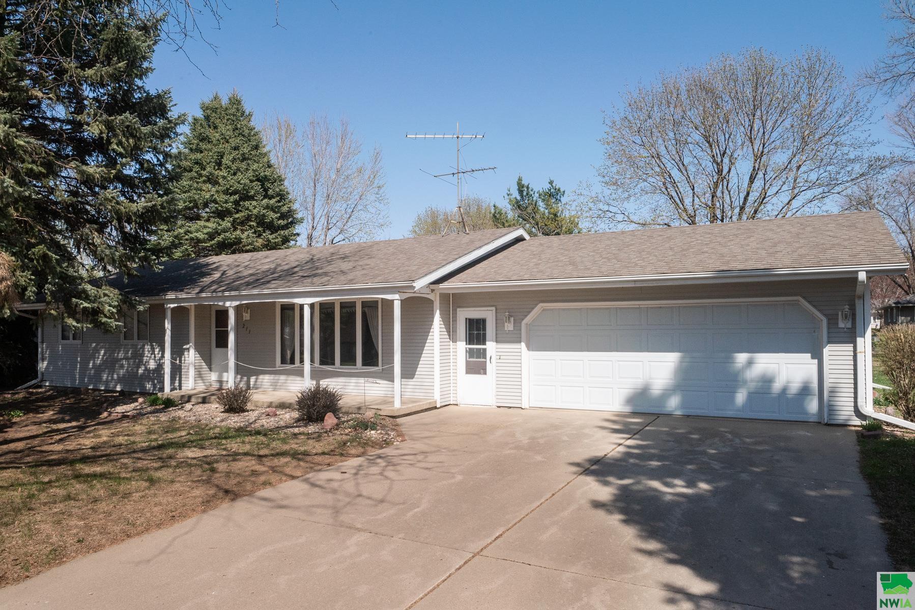 211 LOUISIANA AVE SW, Orange City, IA 51041 