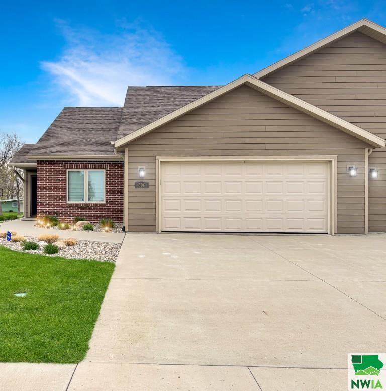 306 Prairie Bluff Dr, Sergeant Bluff, IA 51054 