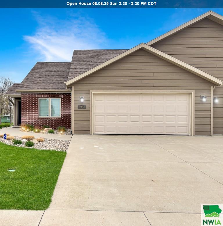 306 Prairie Bluff Dr, Sergeant Bluff, IA 51054 
