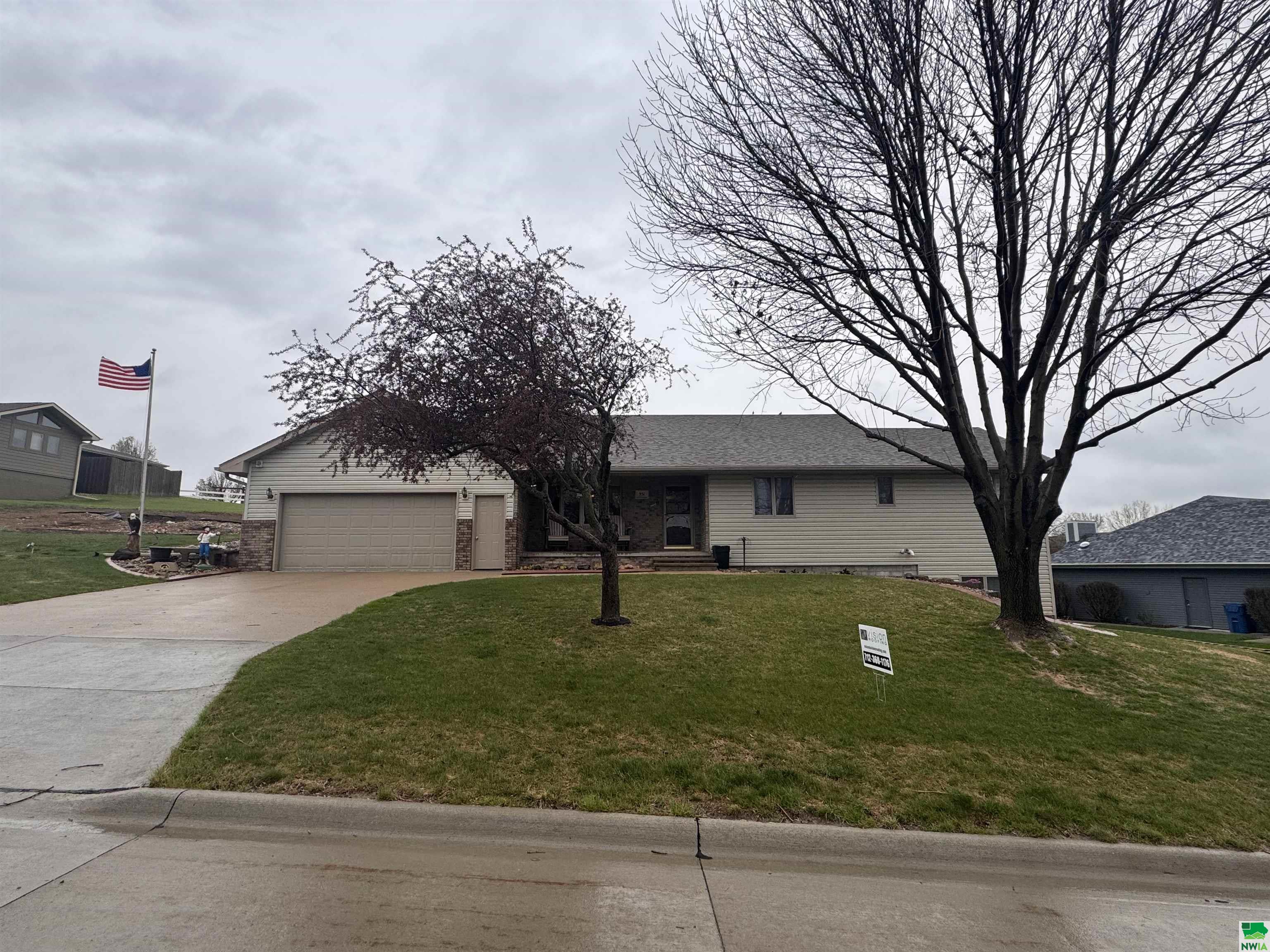 951 Springbrook Dr, Hinton, IA 51024 