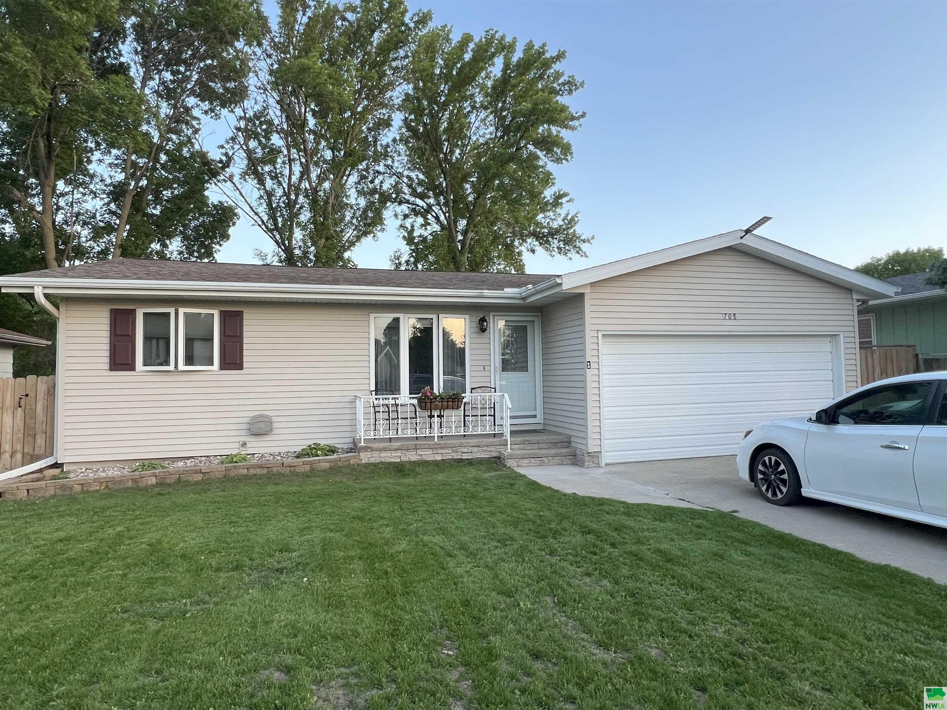 708 15th E, South Sioux City, NE 68776 