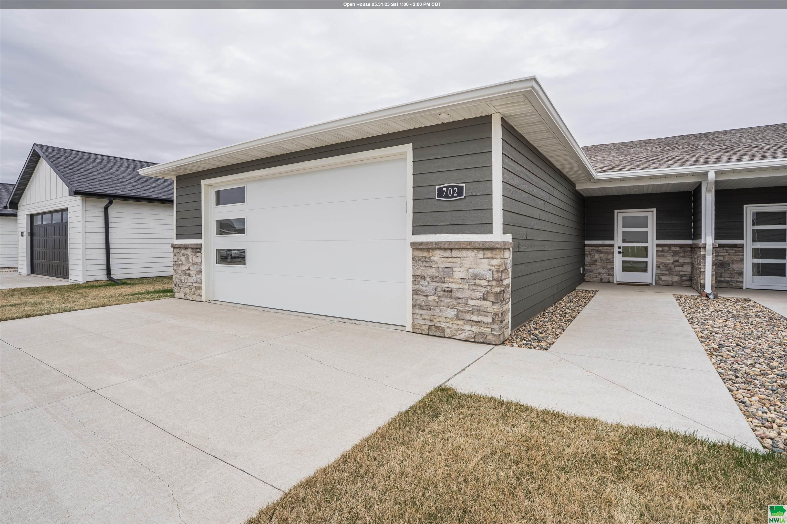 702 17th St SE #2, Orange City, IA 51041 