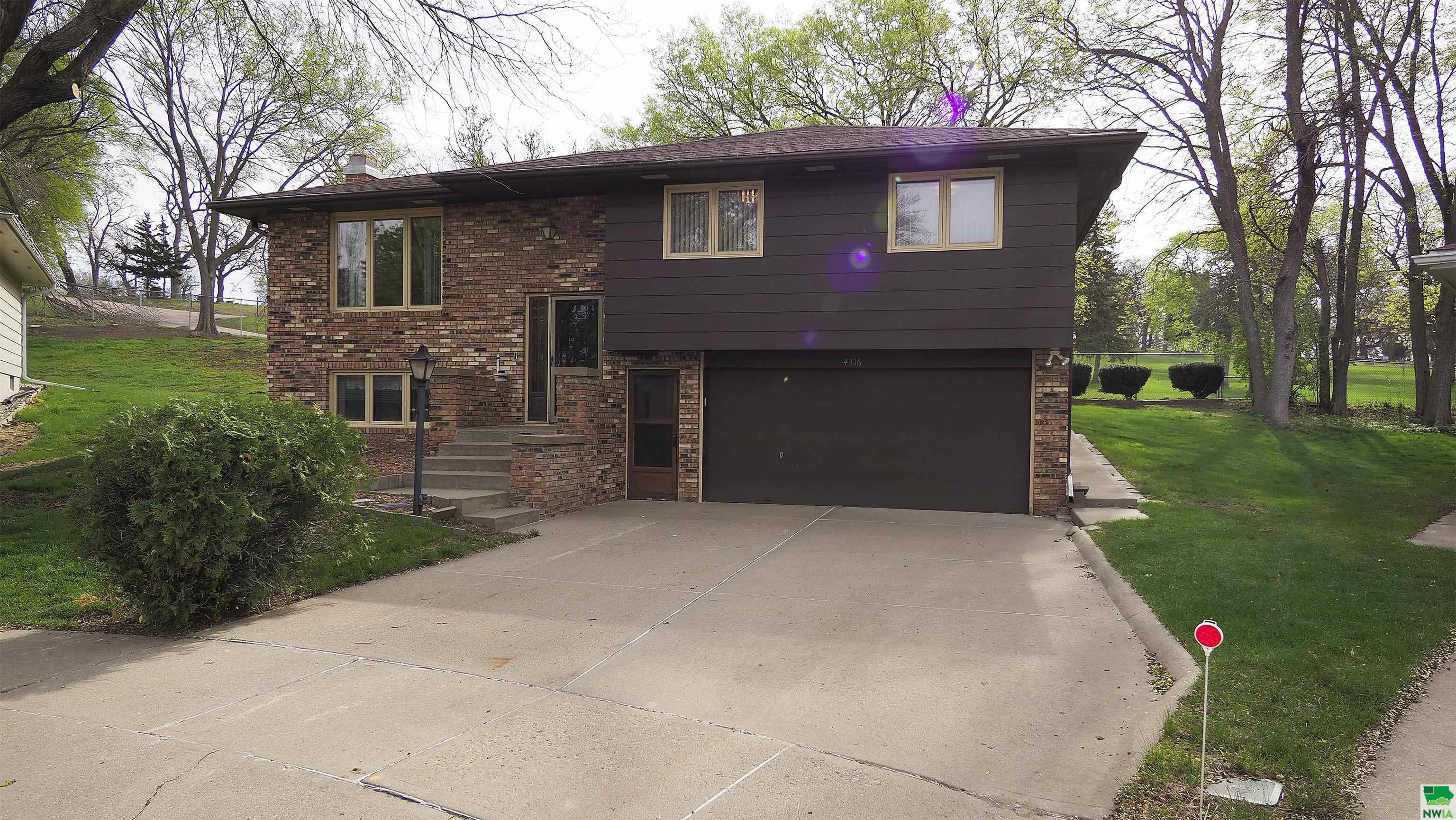 4316 VILLAGE GREEN CT, Sioux City, IA 51106 