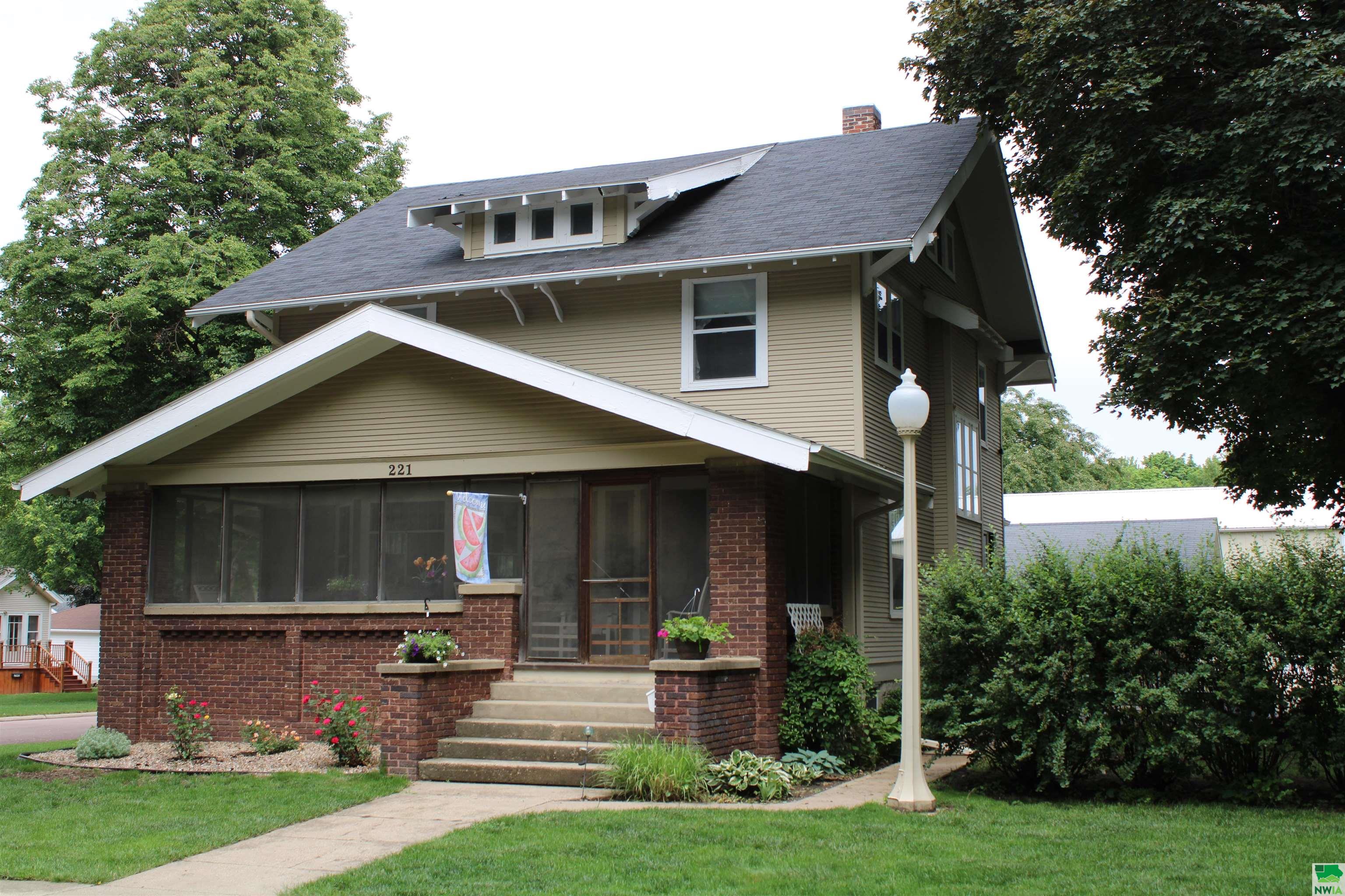 221 2nd Street NW, Orange City, IA 51041 
