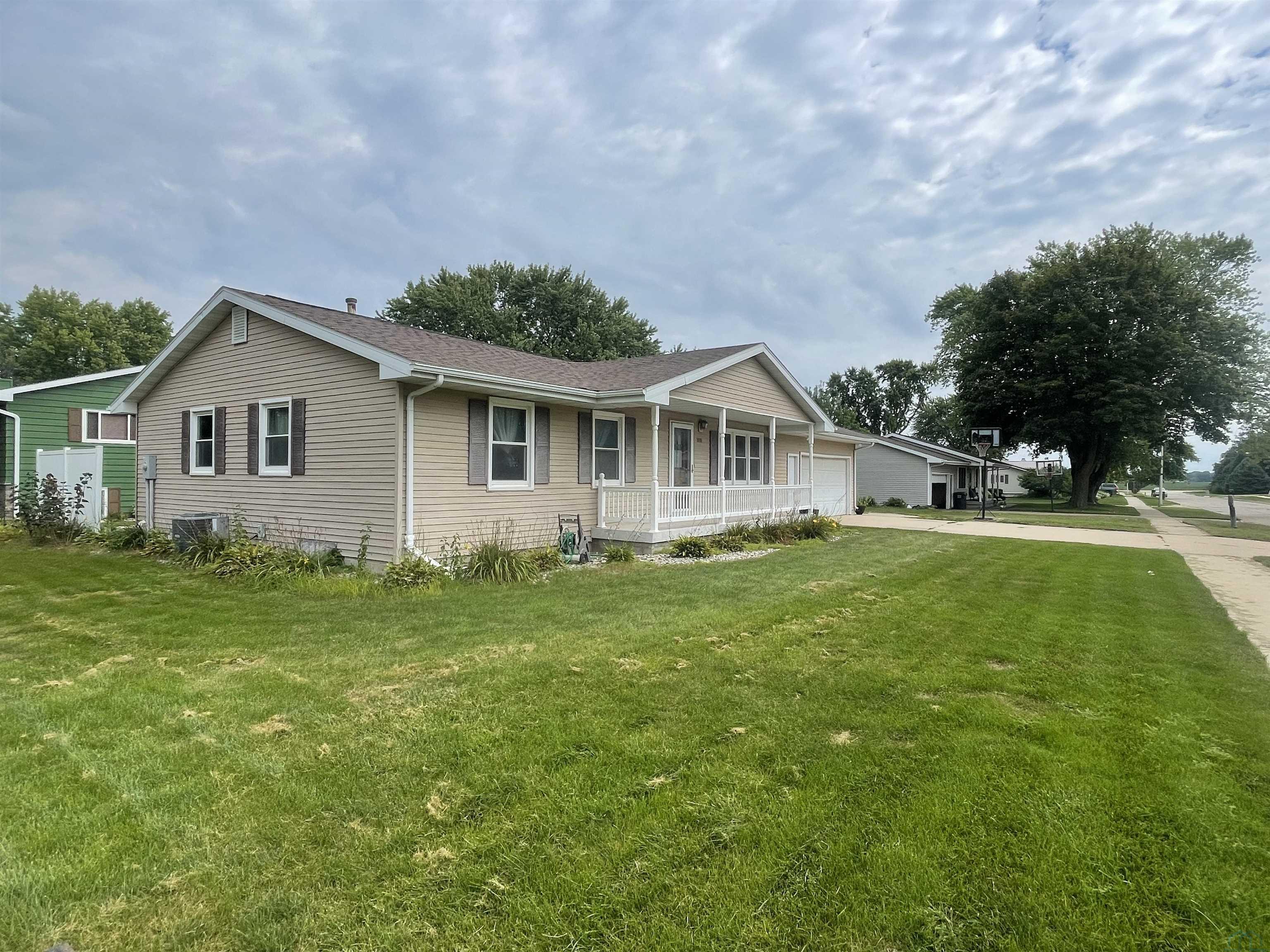 1001 8TH ST E, Storm Lake, IA 50588 