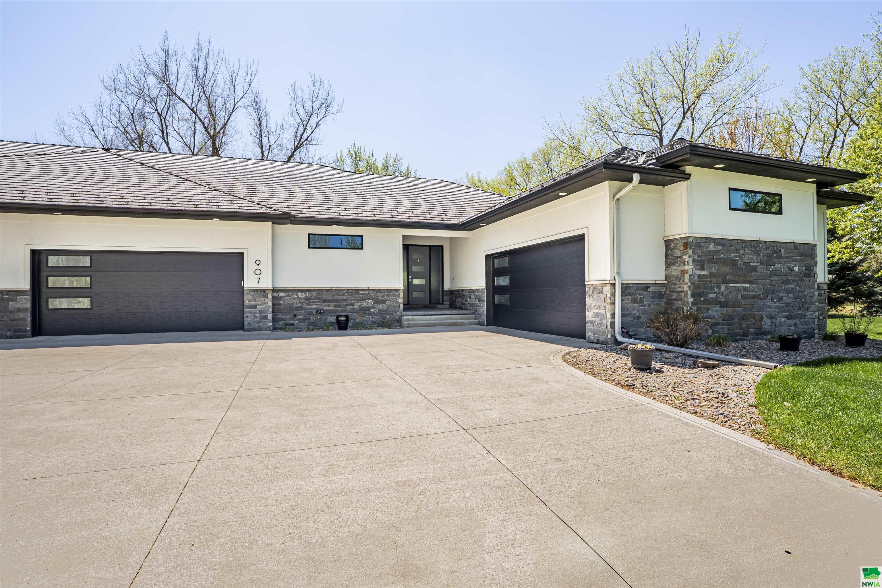 907 Crooked Tree, Dakota Dunes, SD 57049 