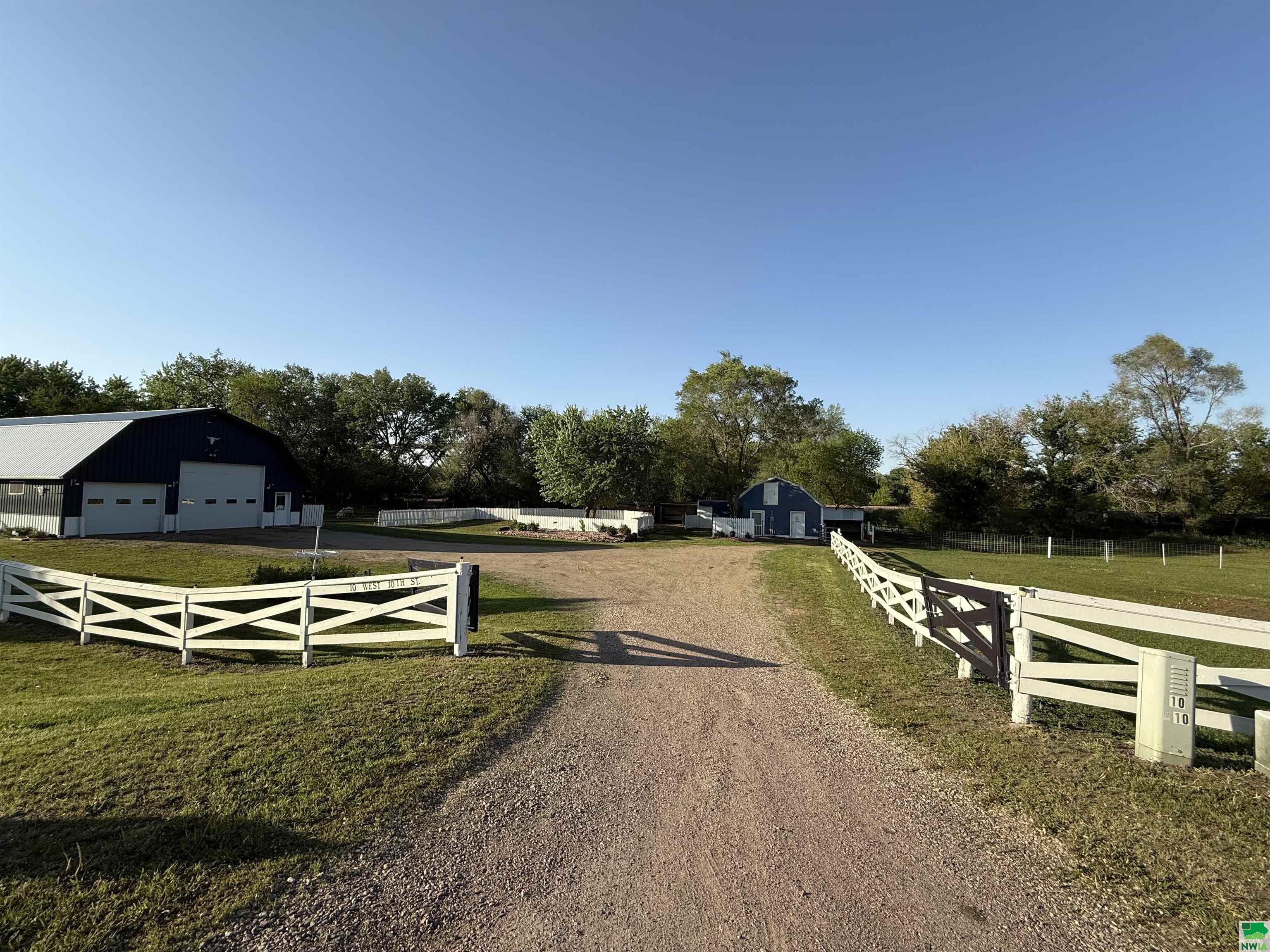 10 10th St       ( 1104 10th ) W, Hawarden, IA 51023 