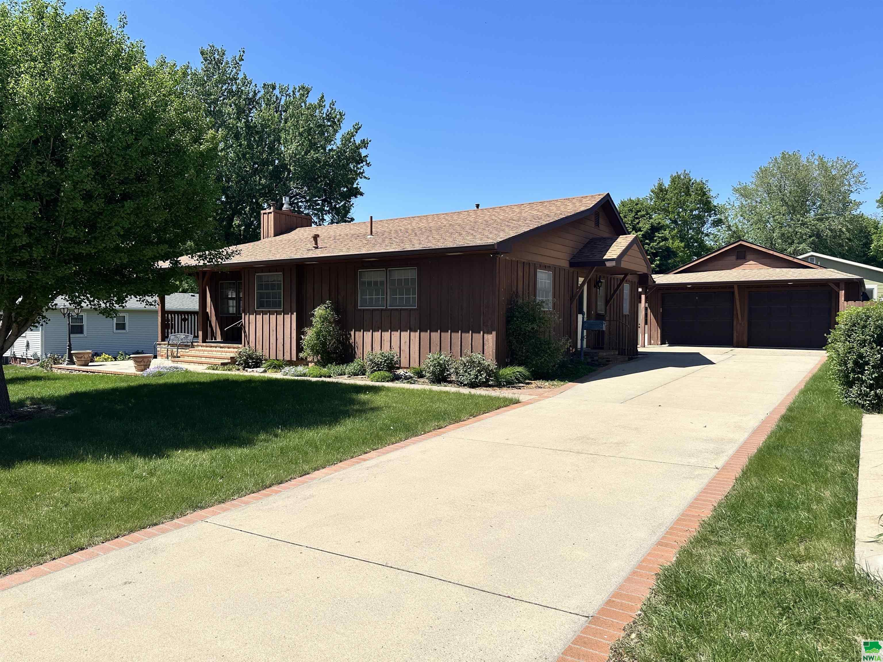 123 10th St SW, LeMars, IA 51031 