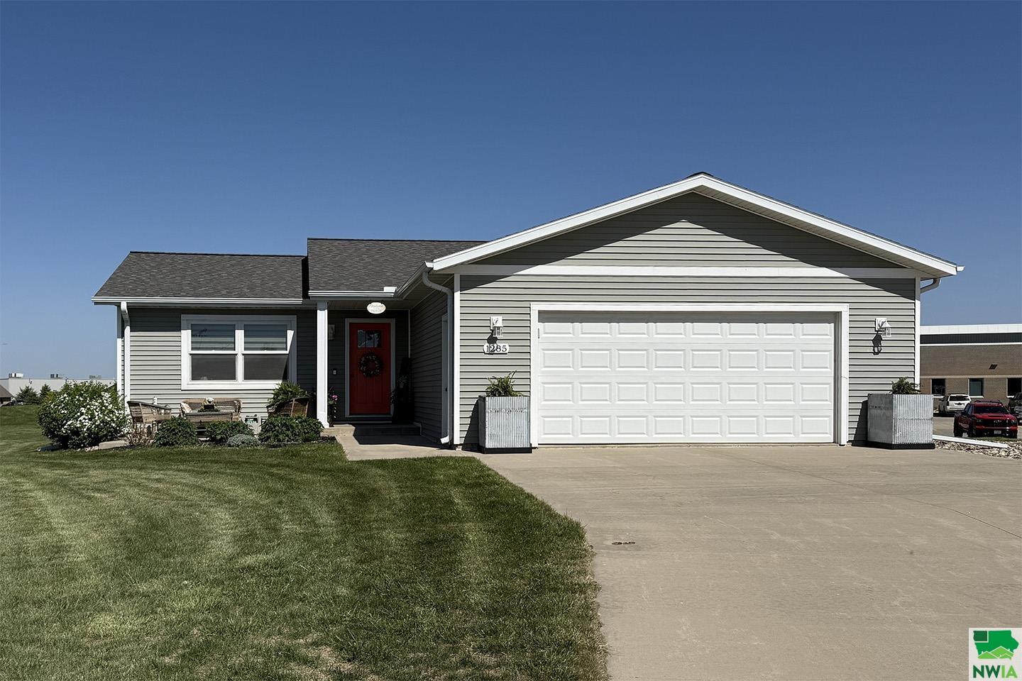 1285 8th Ave Circle NE, Sioux Center, IA 51250 
