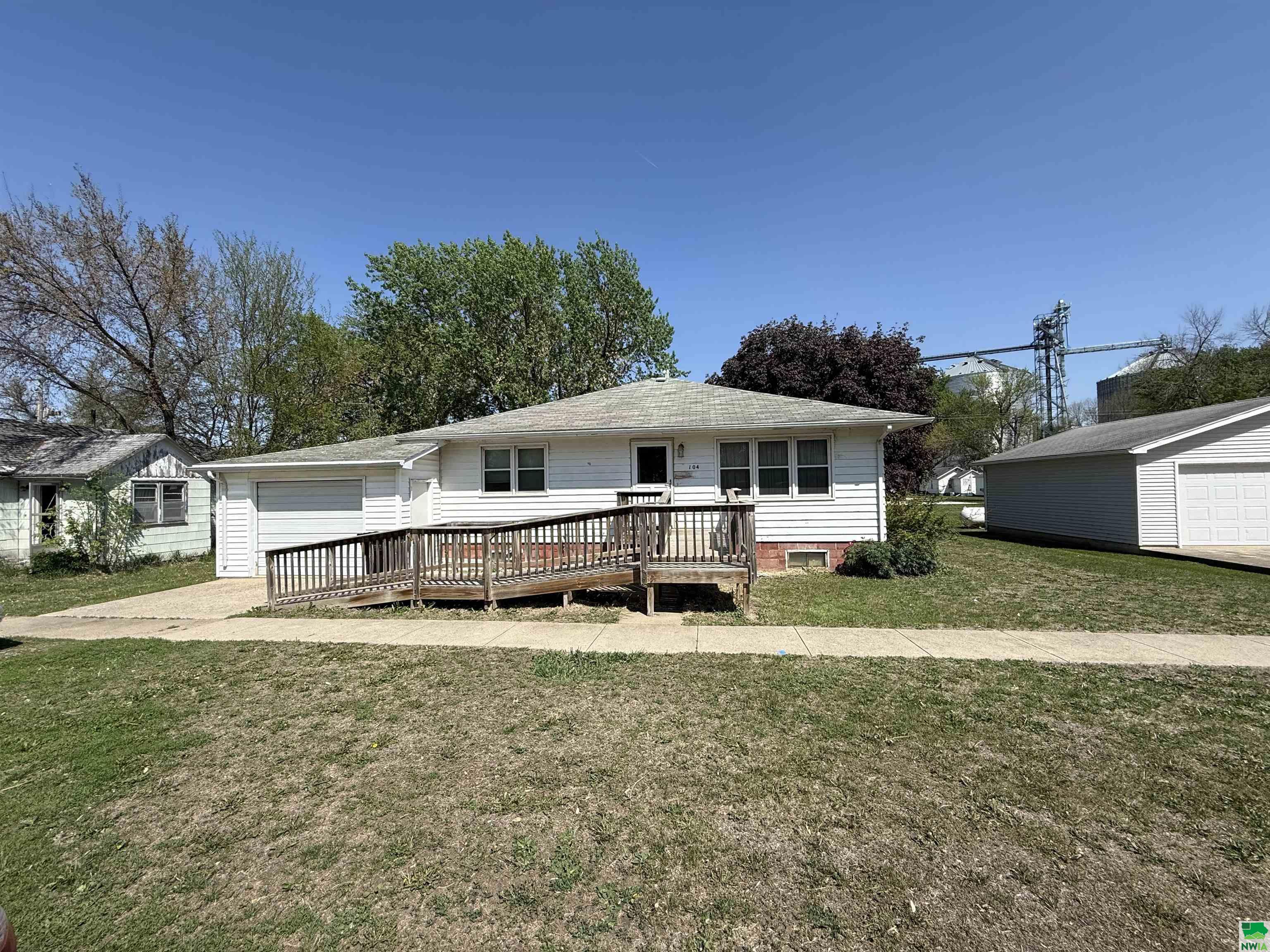 104 4TH AVE S, Washta, IA 51061 