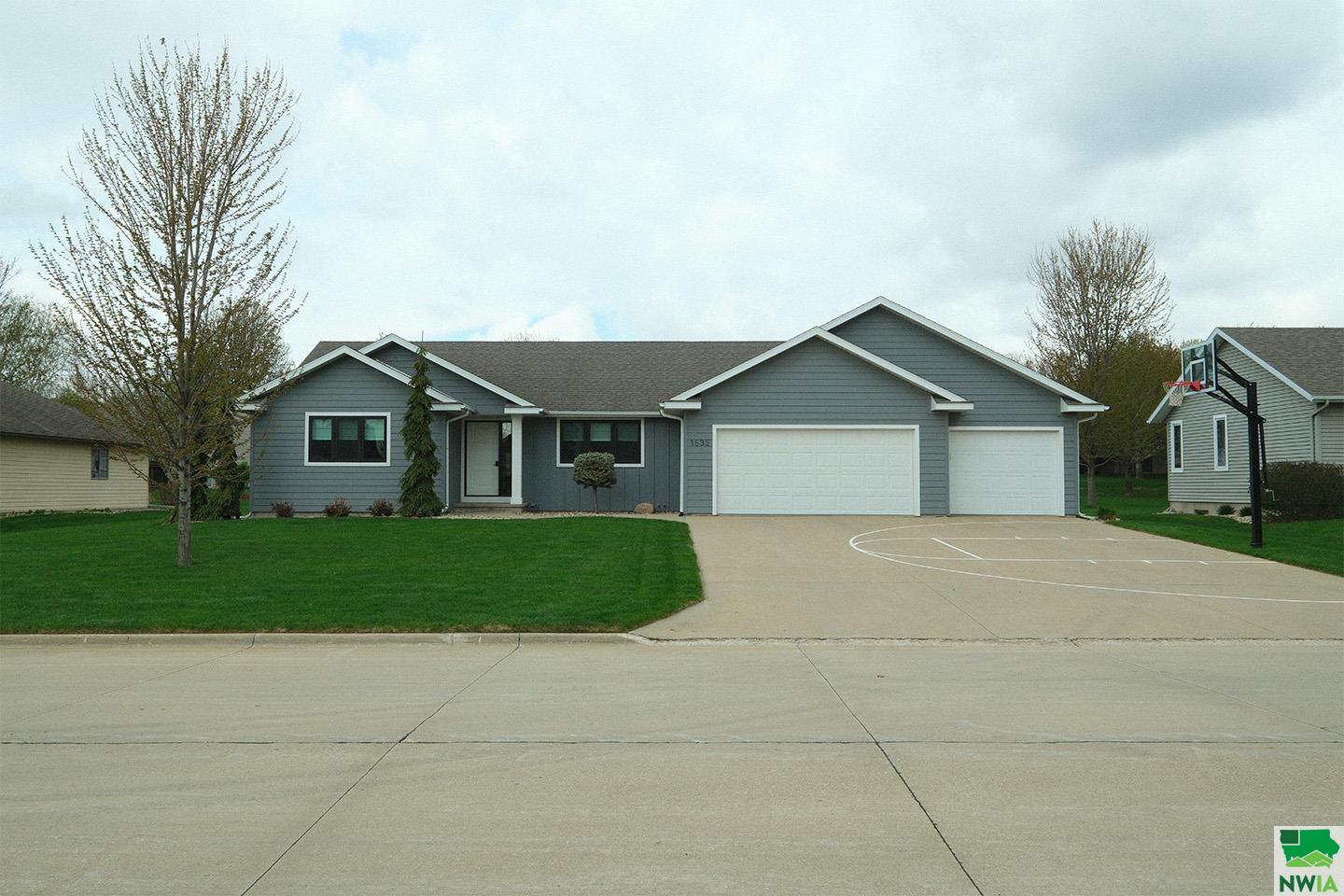 1535 6th Ave Circle SE, Sioux Center, IA 51250 