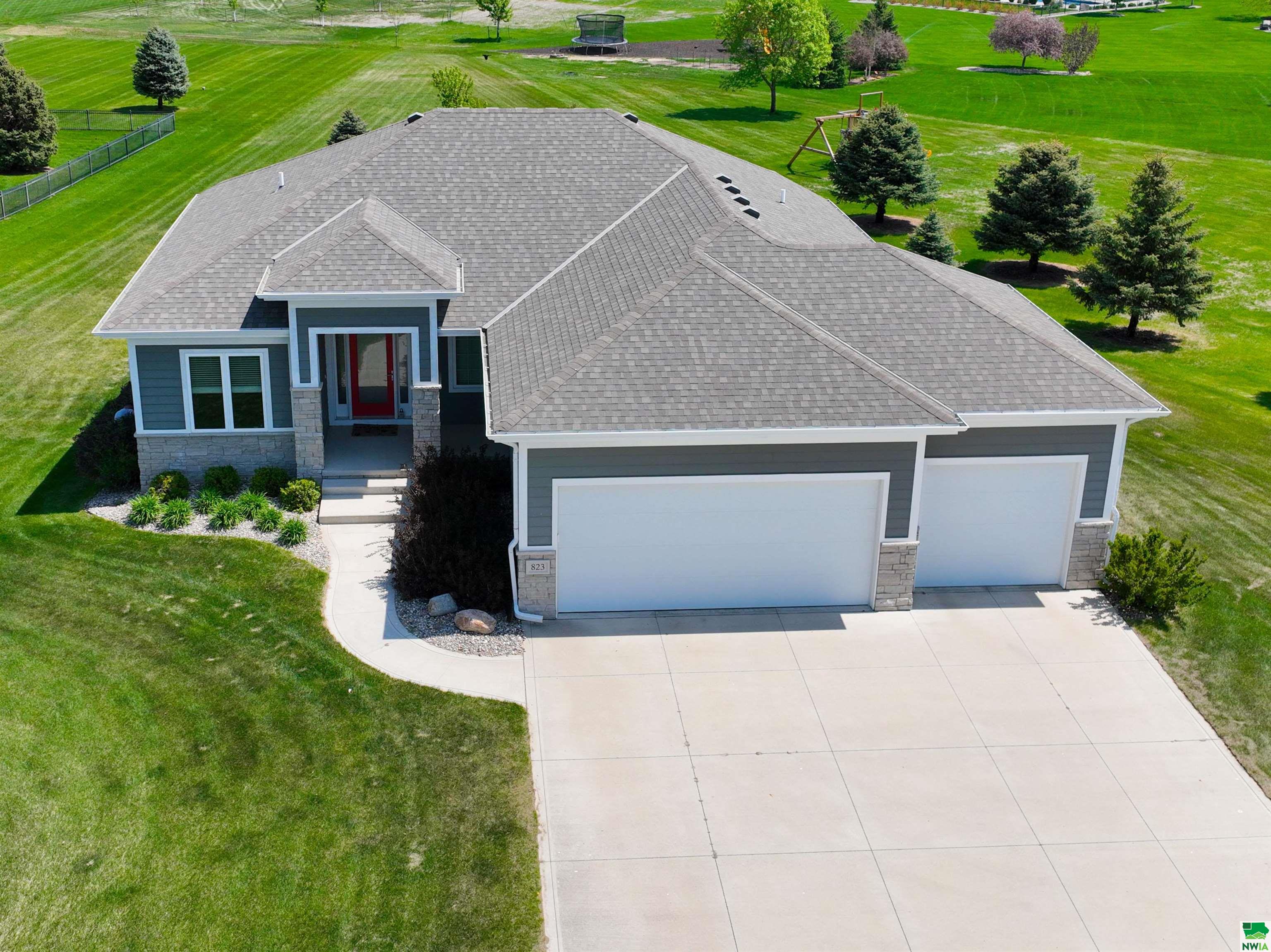 823 BROOKSIDE DR, Jefferson, SD 57038 