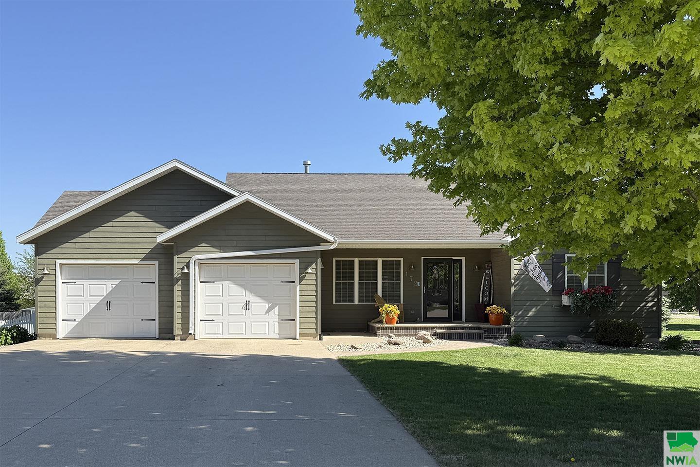 172 10th Street Circle NE, Sioux Center, IA 51250 