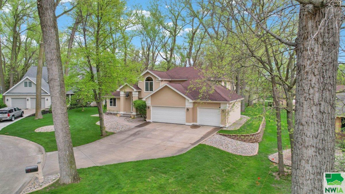 704 SAINT ANDREWS CIR E, Dakota Dunes, SD 57049 