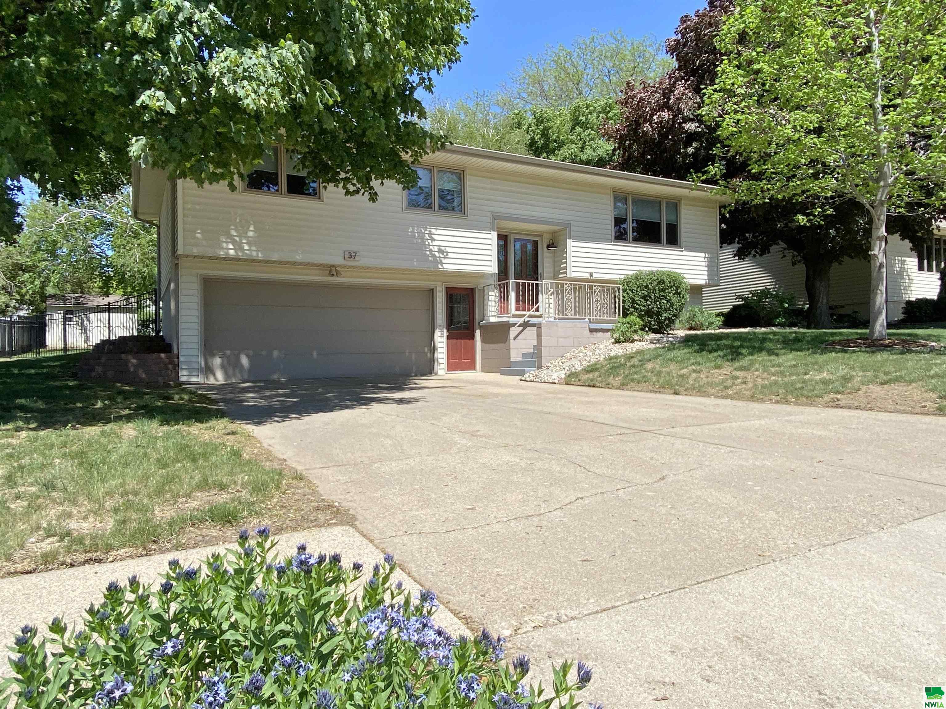 37 Laura Dr, LeMars, IA 51031 