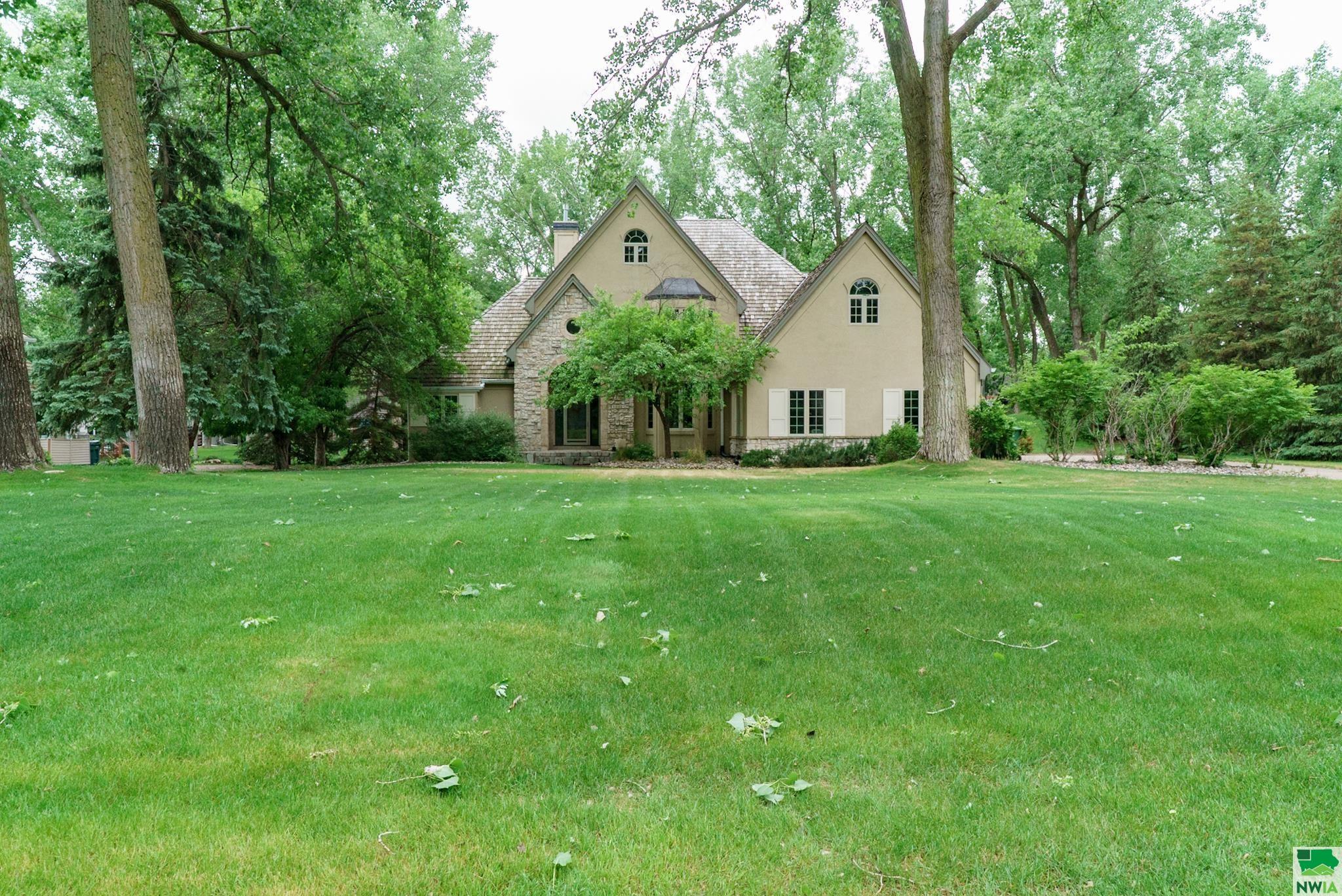 300 FIRETHORN TRL, Dakota Dunes, SD 57049 