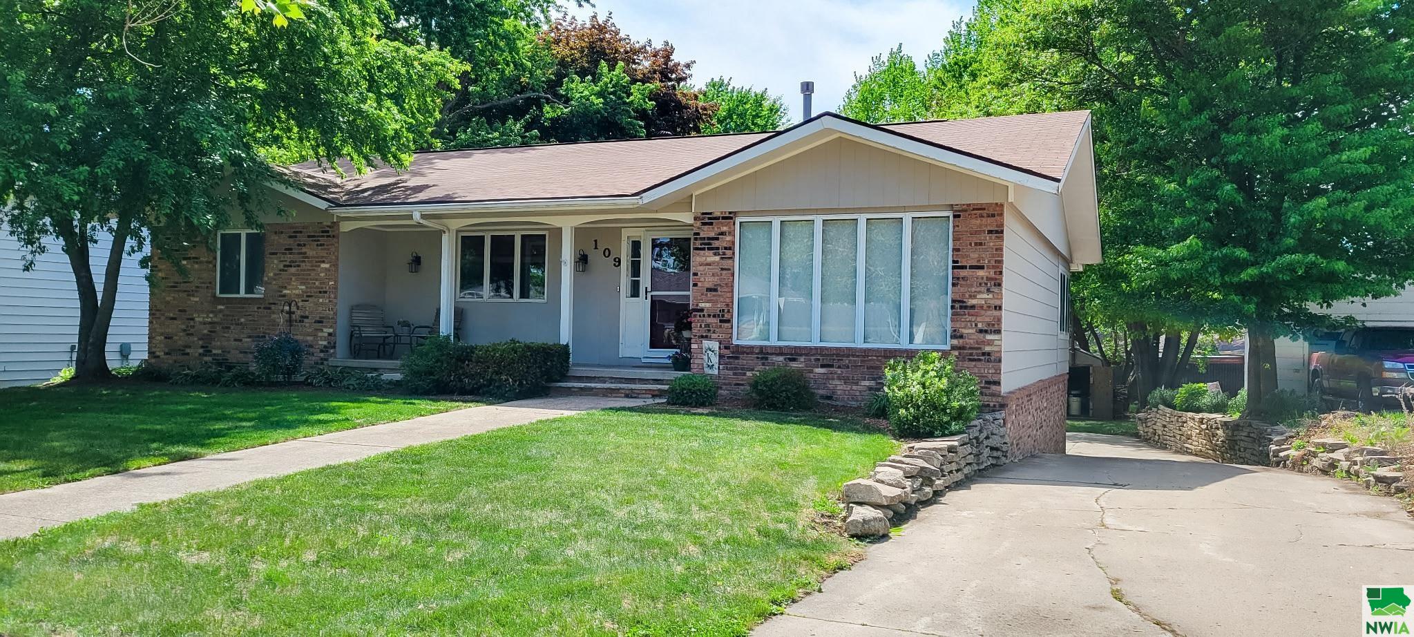 109 HIGHLAND AVE, Hospers, IA 51238 