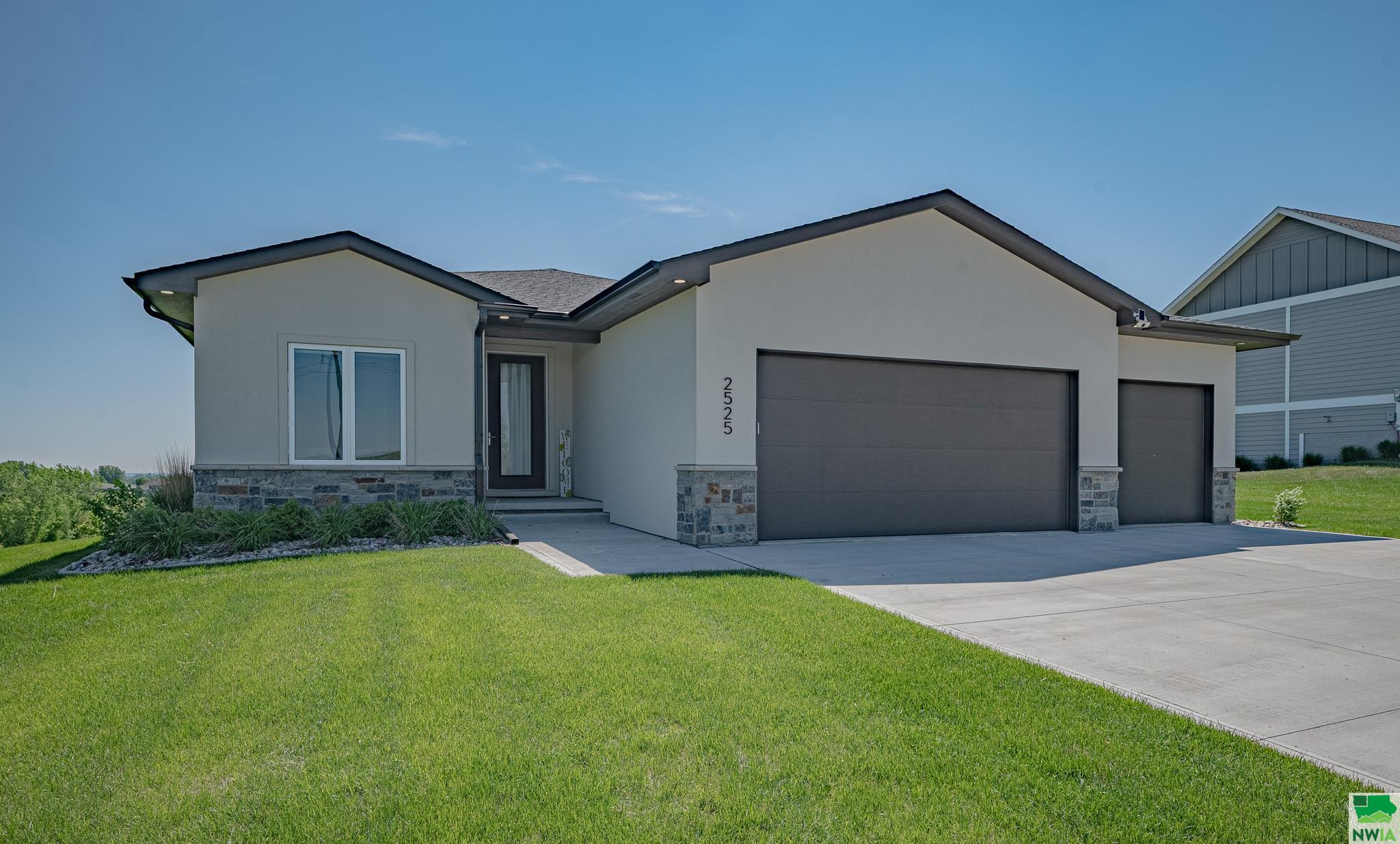 2525 GLEN ELLEN RD, Sioux City, IA 51106 