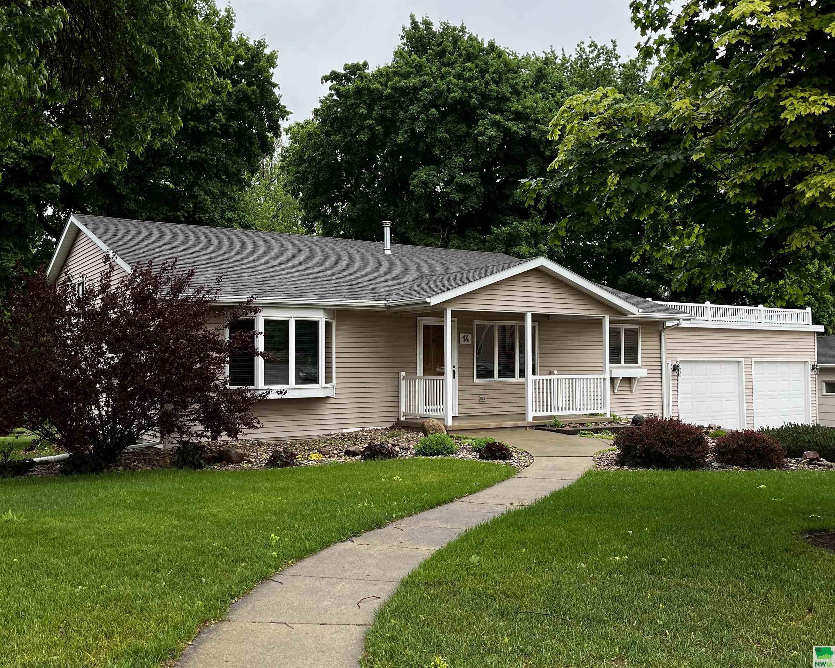14 9th St. SE, Sioux Center, IA 51250 