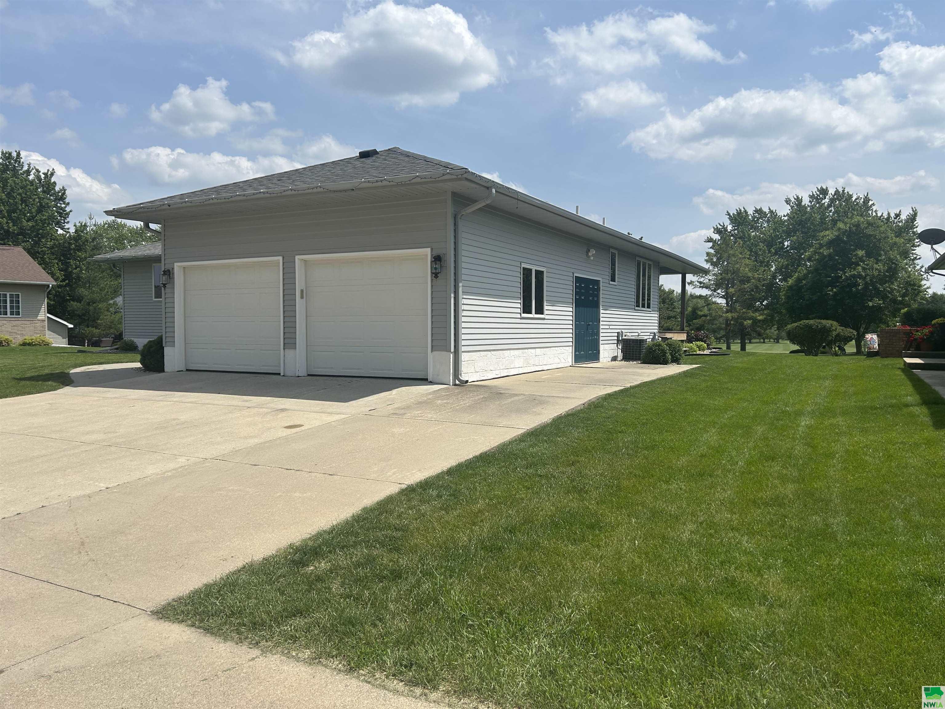 26 FAIRWAY DR, Alta, IA 51002 