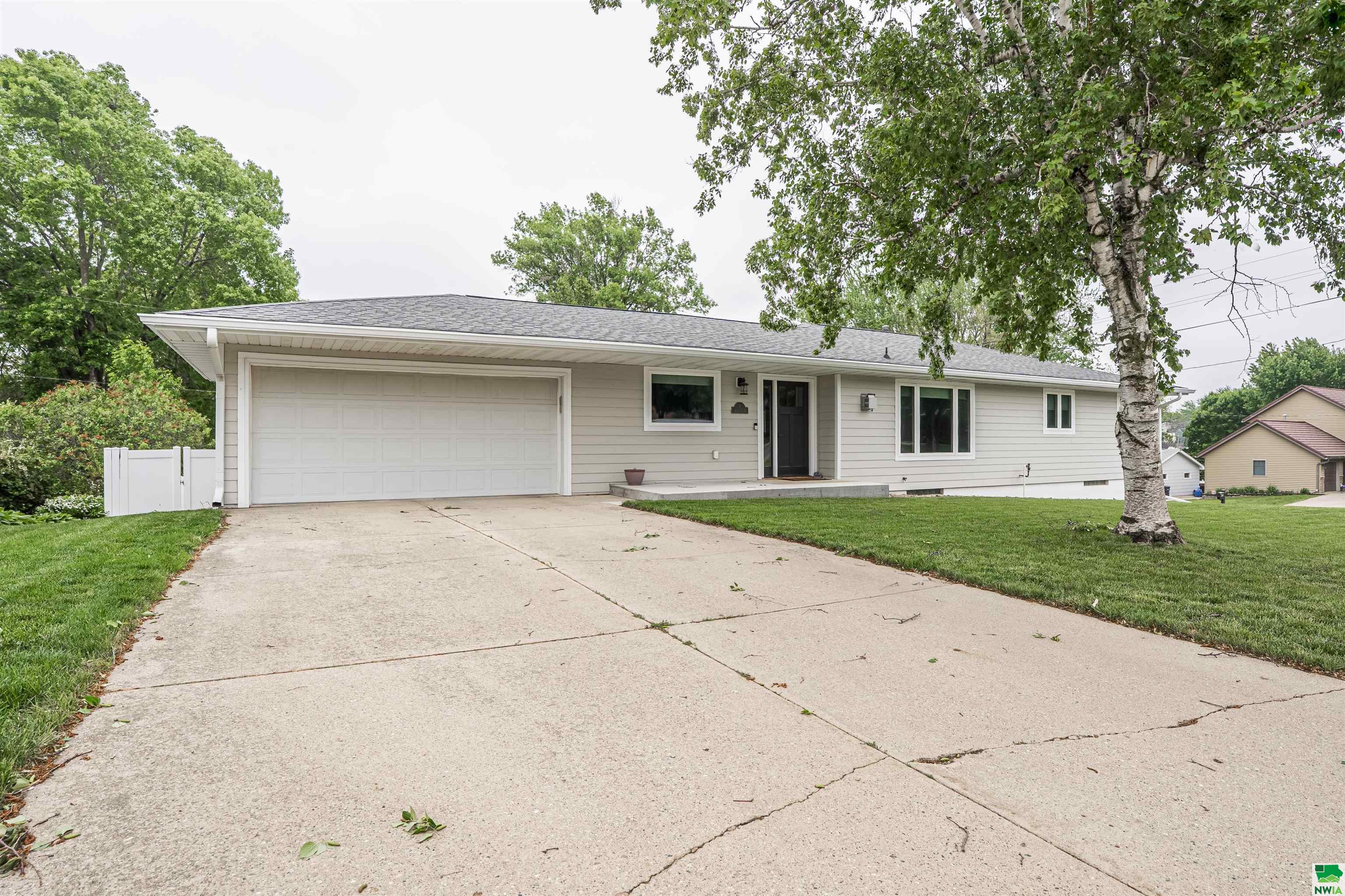 5 Edward Drive, LeMars, IA 51031 