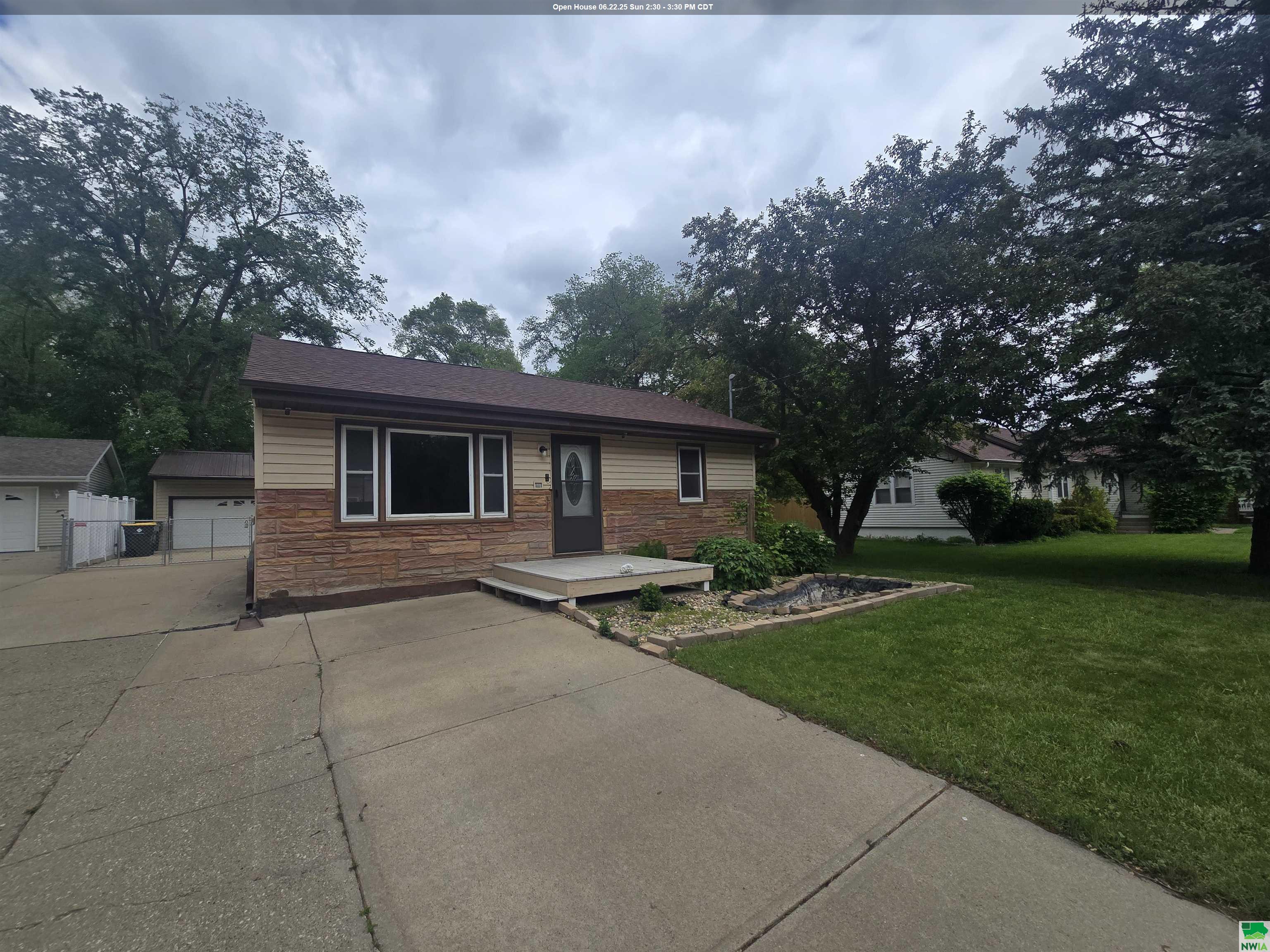 3735 ELMDALE AVE, Sioux City, IA 51103 