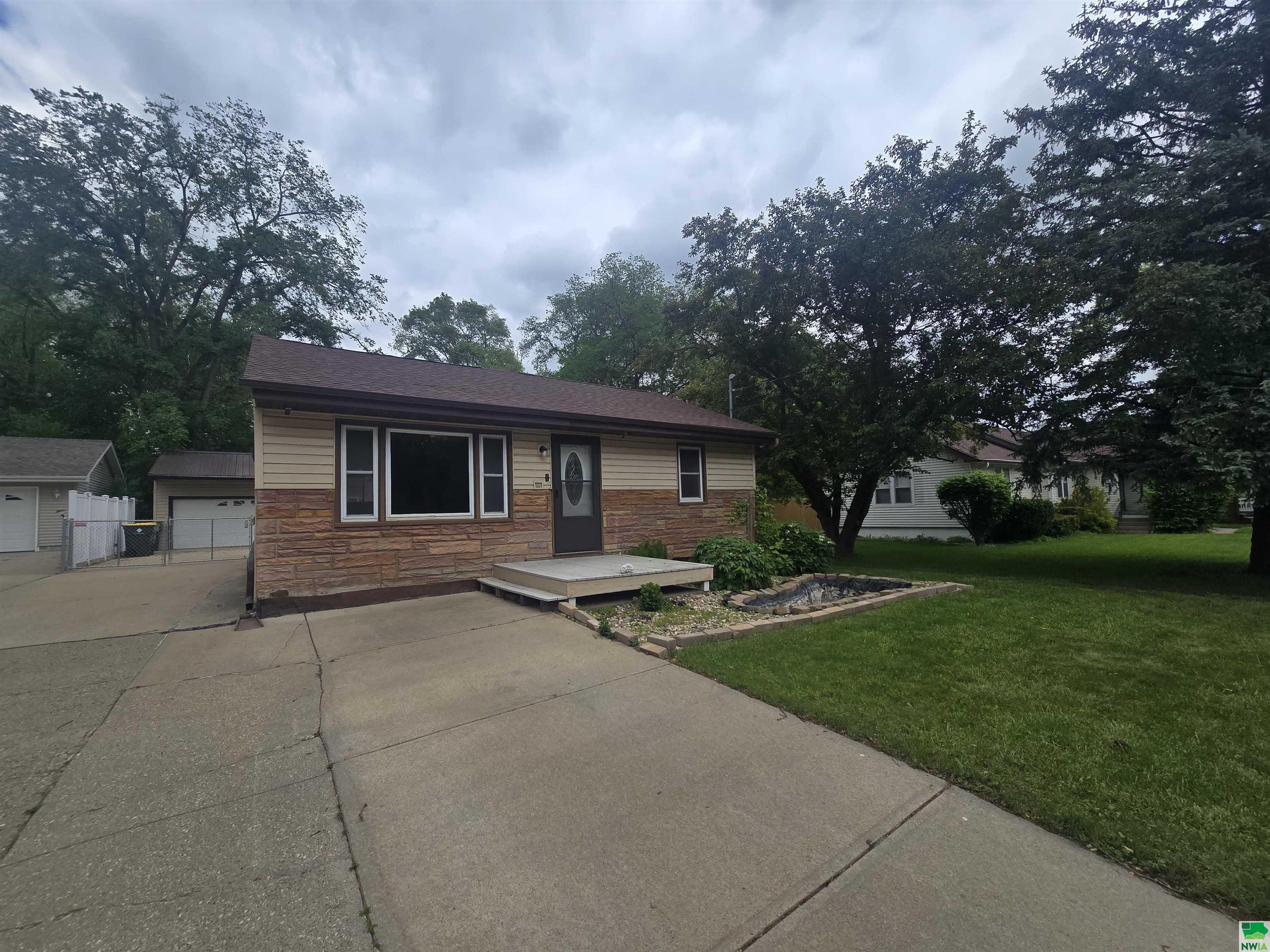 3735 ELMDALE AVE, Sioux City, IA 51103 