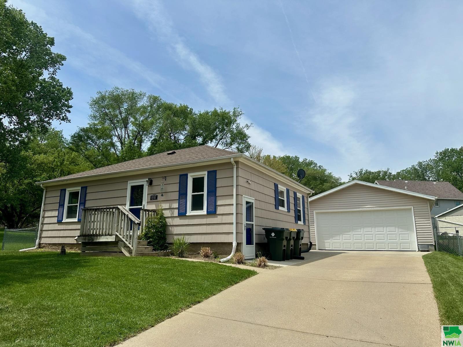 1727 John St., Sioux City, IA 51103 