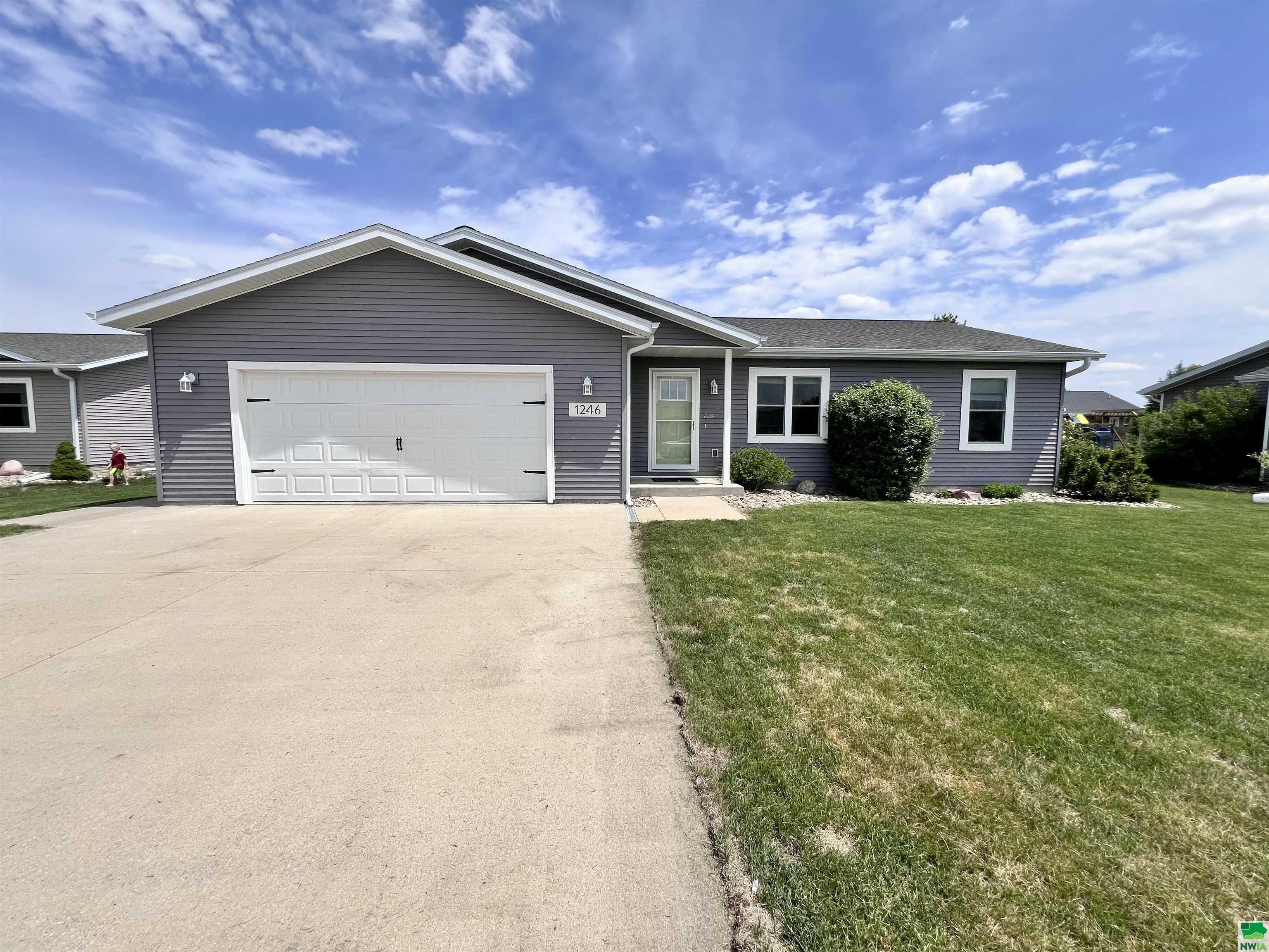 1246 8TH AVE NE, Sioux Center, IA 51250 
