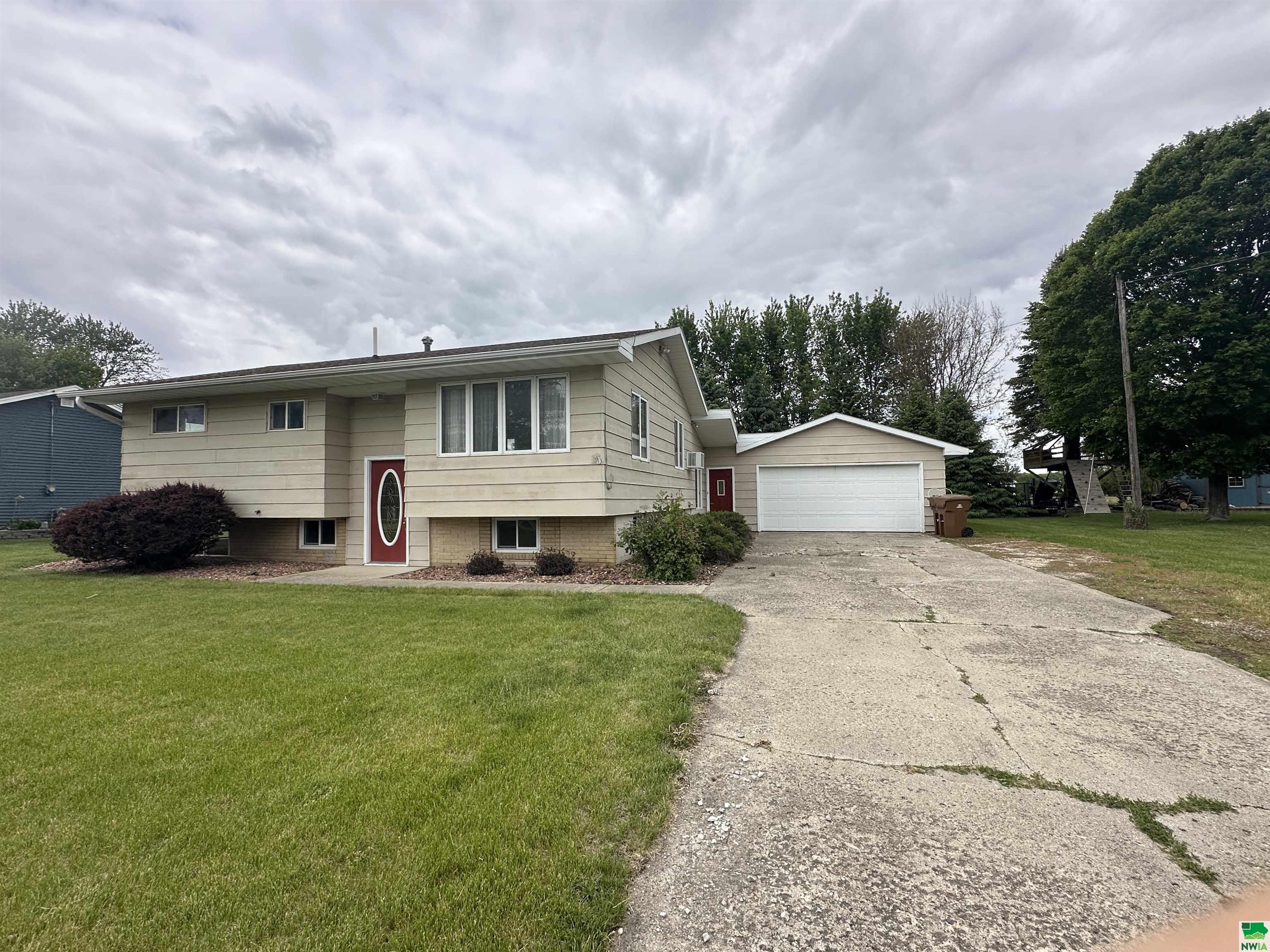 438 Jensen Street W, Newell, IA 50568 