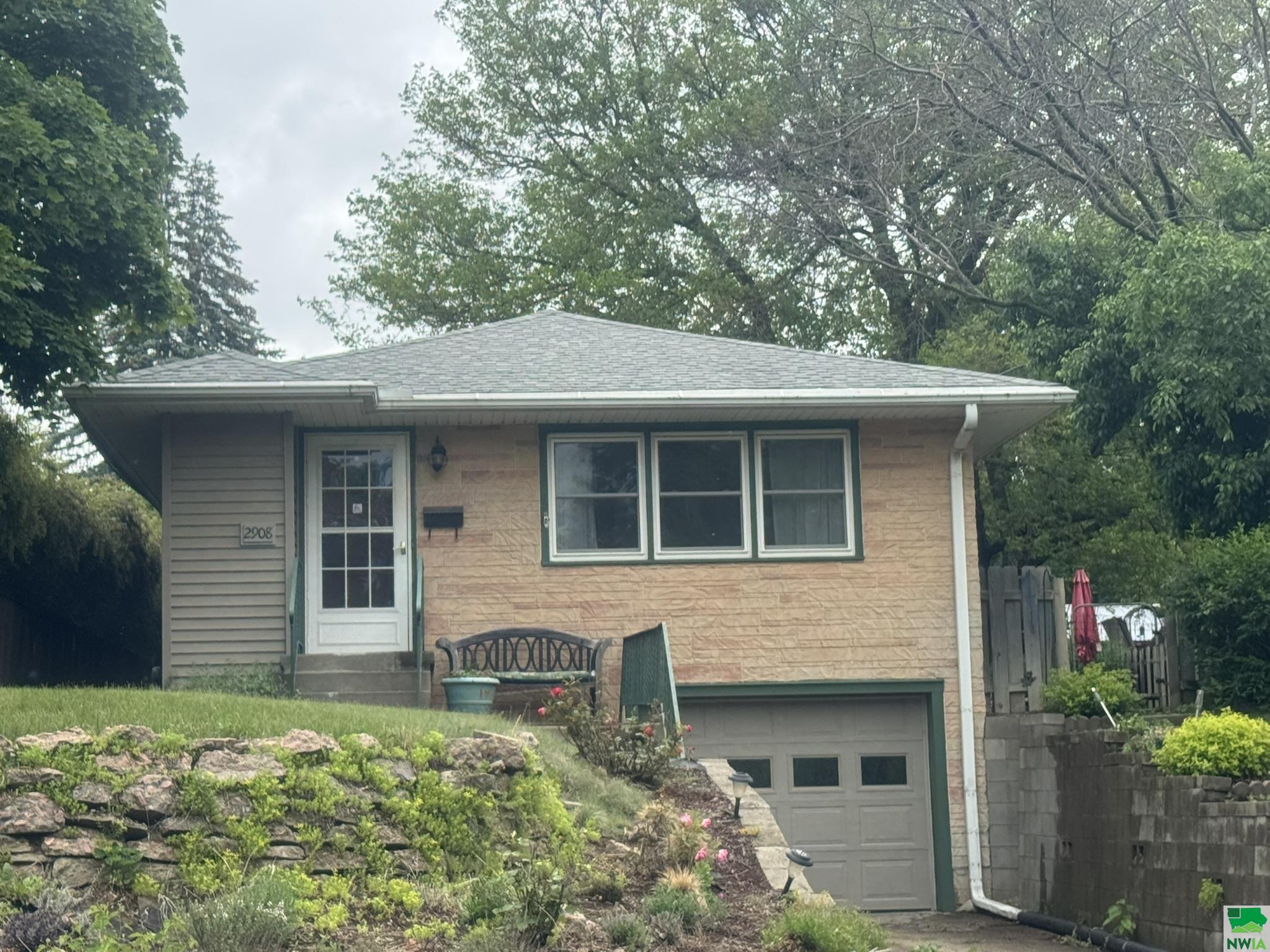 2908 Grandview Blvd, Sioux City, IA 51104 