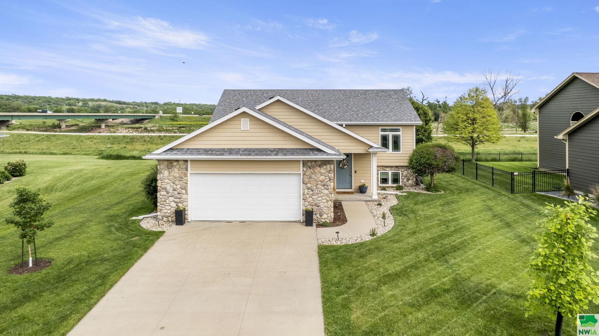 728 Prairie Blvd, Dakota Dunes, SD 57049 